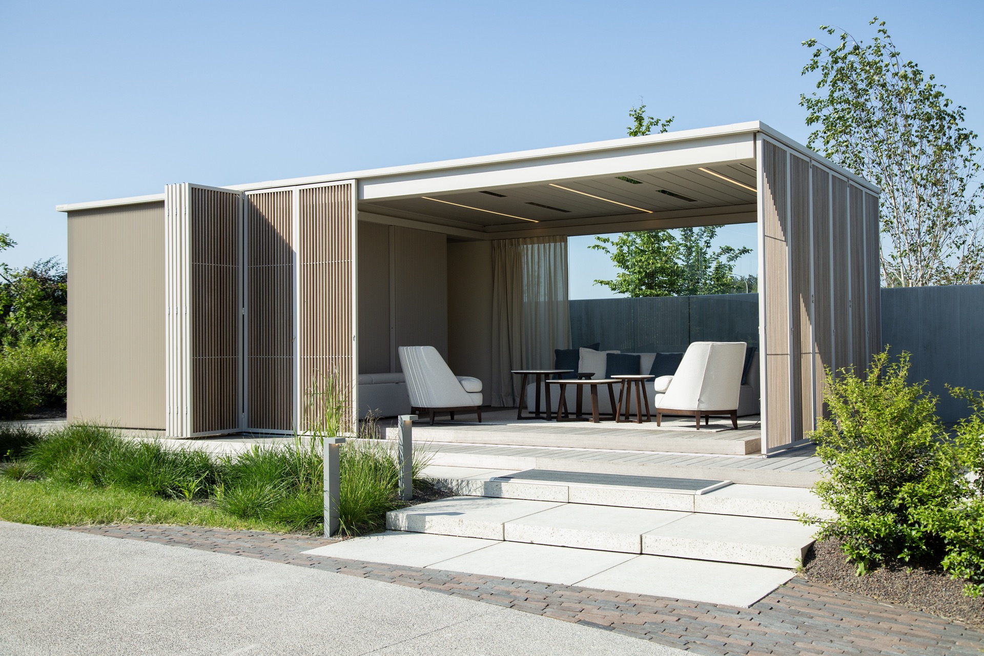 modern garden annex with covered terrace: modern garden annex with an overhang terrace and vertical slat facade, Luxury, Design, Exclusive, Modern, Custom Made, Special, Beautiful