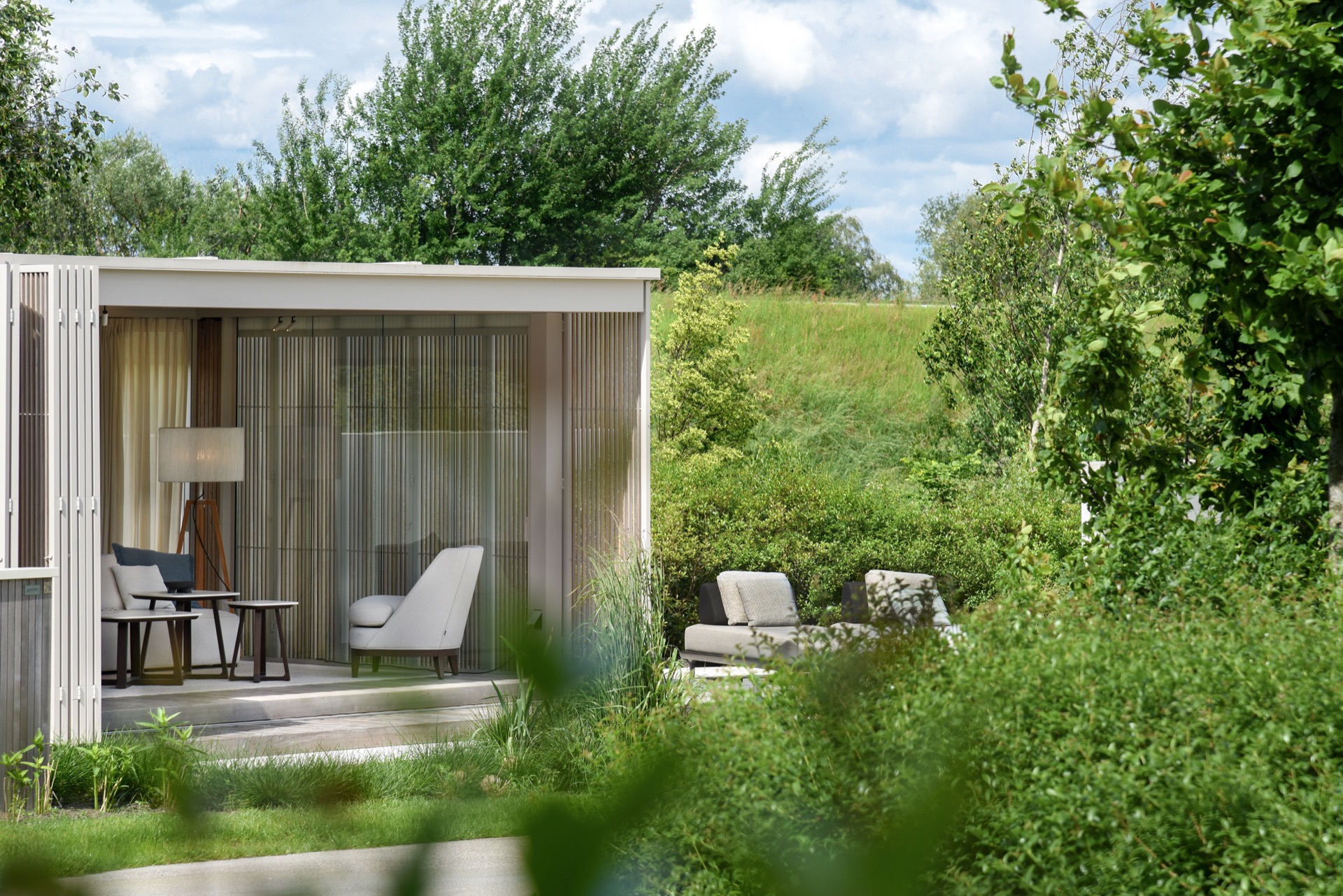 modernes Gartenhaus mit überdachter Terrasse: gartenanbau mit überdachter Terrasse, Glaswänden und vertikalen Lamellen an, Luxury, Design, Exclusive, Modern, Custom Made, Special, Beautiful