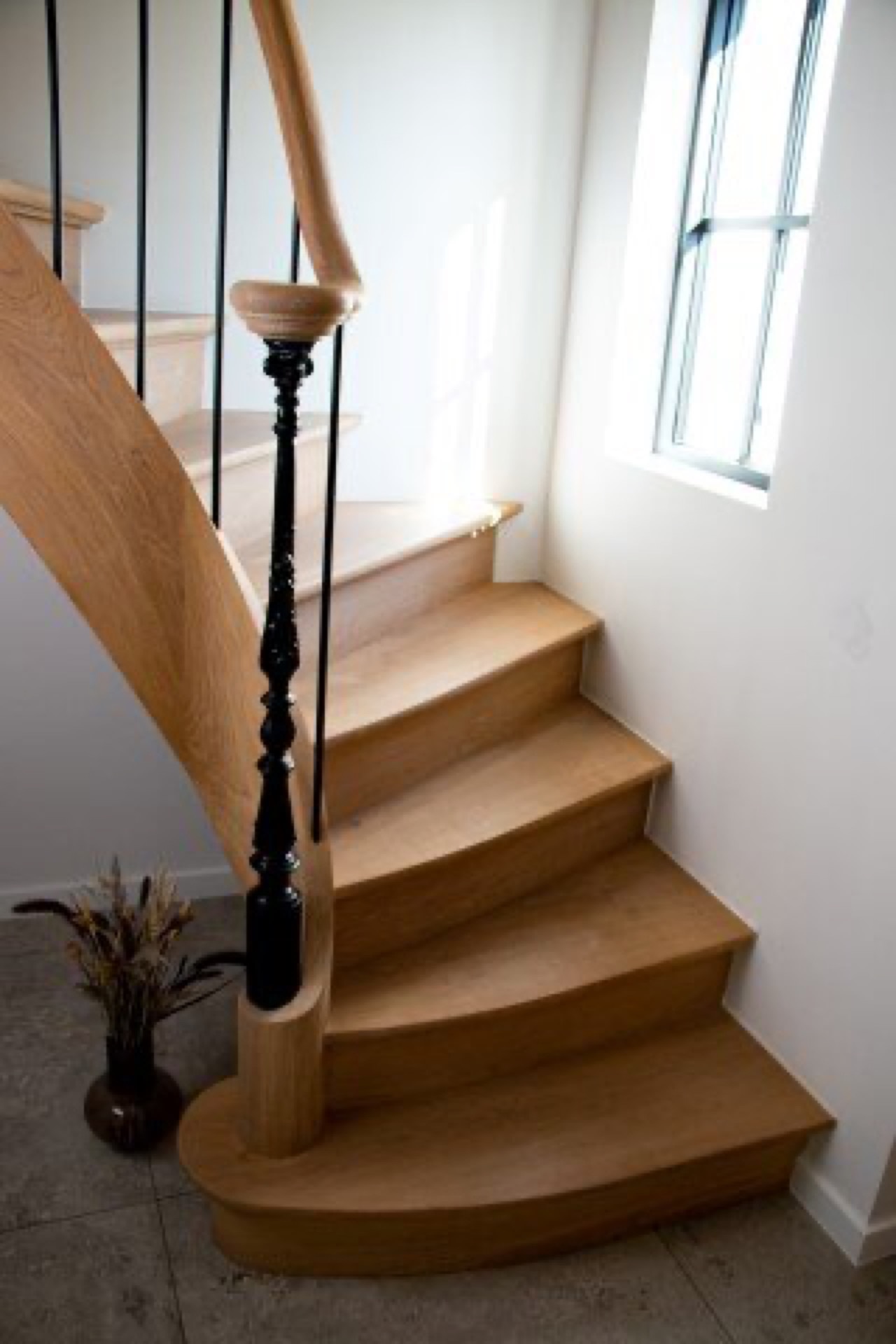 houten trap met zwarte balustrade: zicht op houten trap met zwarte gietijzeren trappaal en balustrade, Luxury, Design, Exclusive, Modern, Custom Made, Special, Beautiful