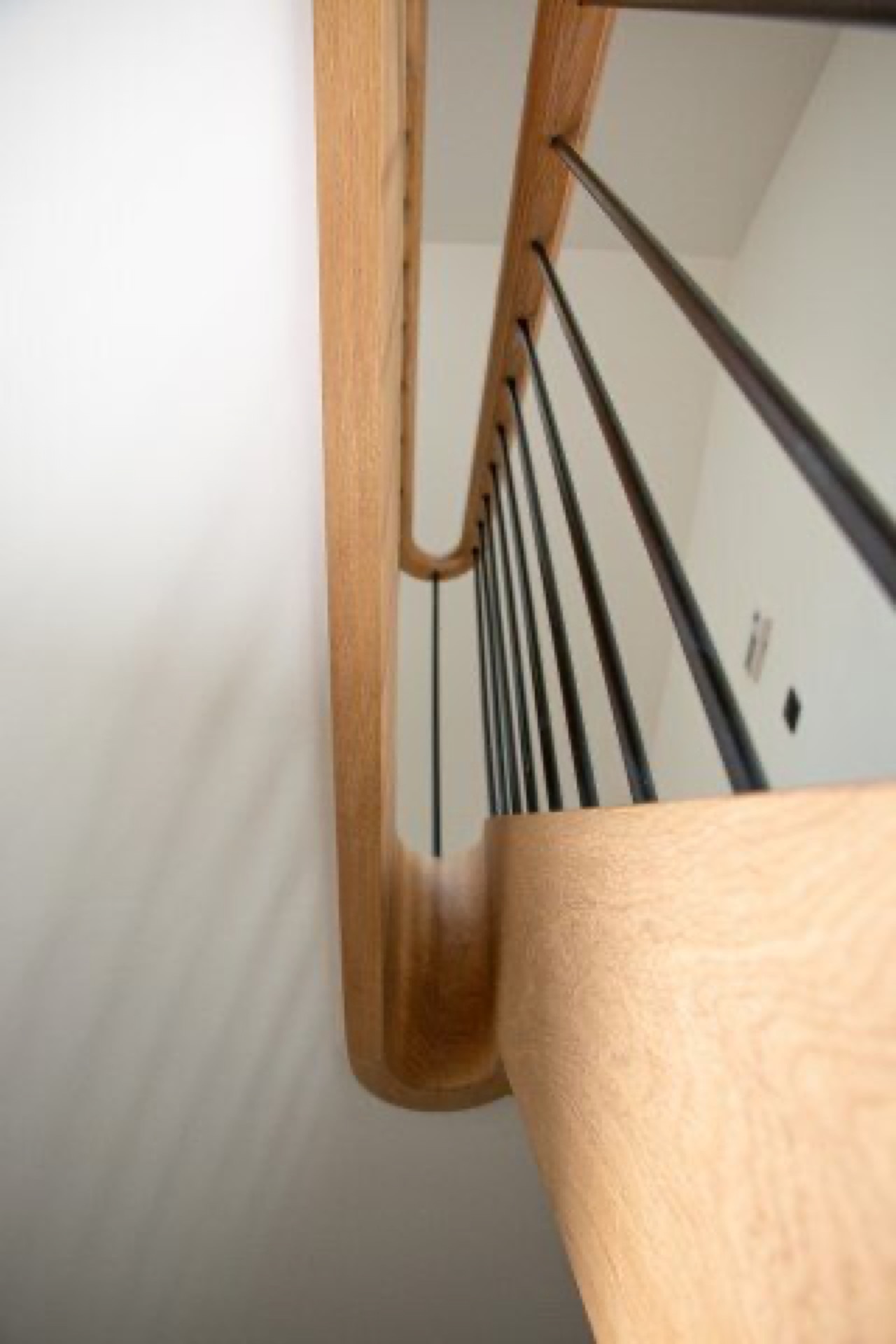 houten trap met zwarte balustrade: detail van houten leuning en zwarte balusters aan een trap, Luxury, Design, Exclusive, Modern, Custom Made, Special, Beautiful