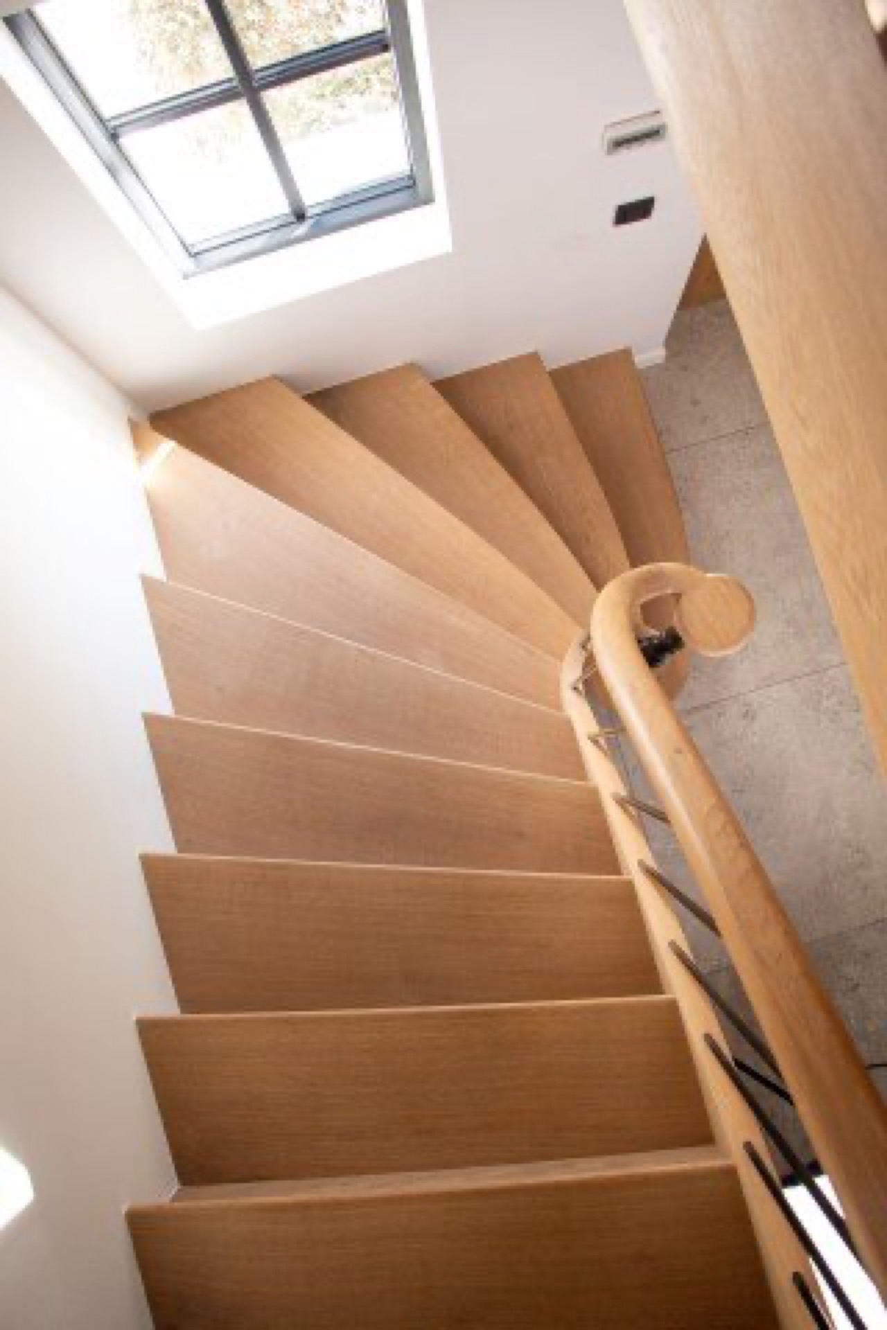 houten trap met zwarte balustrade: trap in perspectief met houten treden en zwarte balustrade in een lichte ruimte, Luxury, Design, Exclusive, Modern, Custom Made, Special, Beautiful