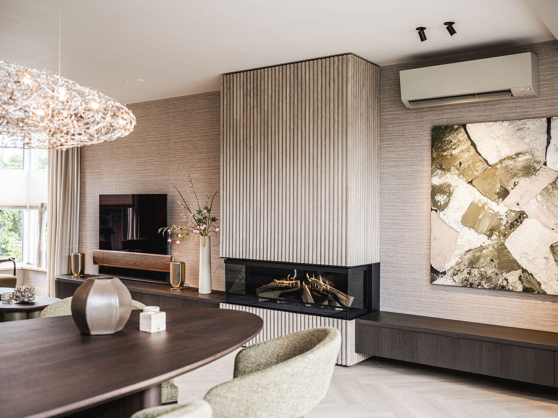 camino con frontale in vetro: parete del camino con pannelli a doghe verticali e inserto vetrato in un soggiorno caldo, Luxury, Design, Exclusive, Modern, Custom Made, Special, Beautiful