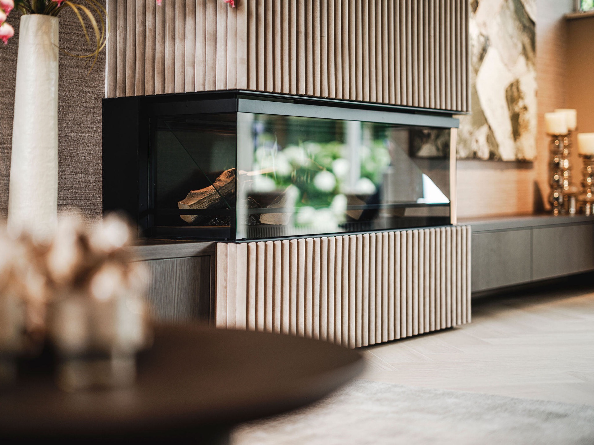 camino con frontale in vetro: dettaglio del fronte del camino in vetro con legna visibile e pannelli rigati, Luxury, Design, Exclusive, Modern, Custom Made, Special, Beautiful