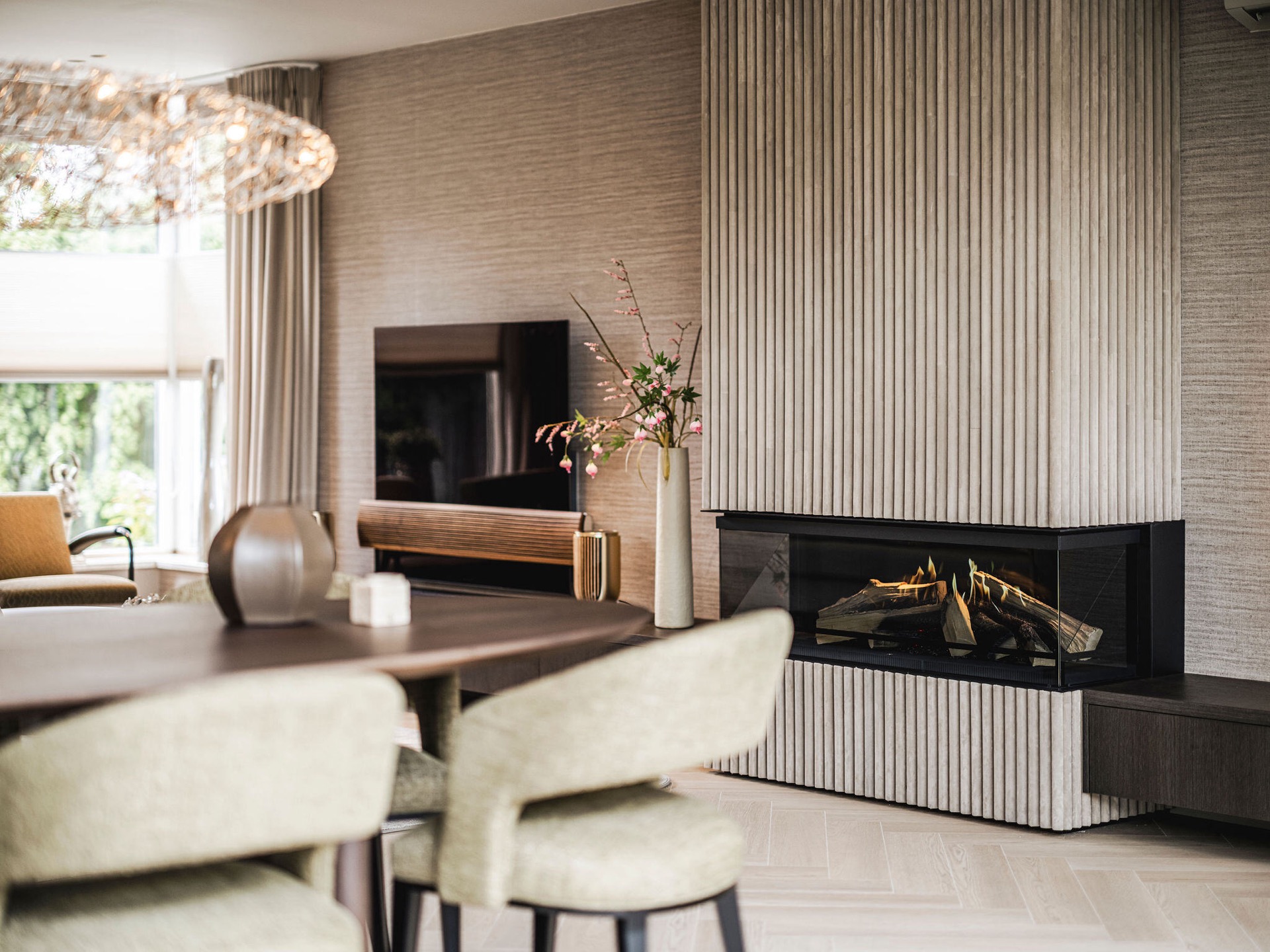 camino con frontale in vetro: soggiorno moderno con camino aperto integrato e parete a doghe verticali, Luxury, Design, Exclusive, Modern, Custom Made, Special, Beautiful