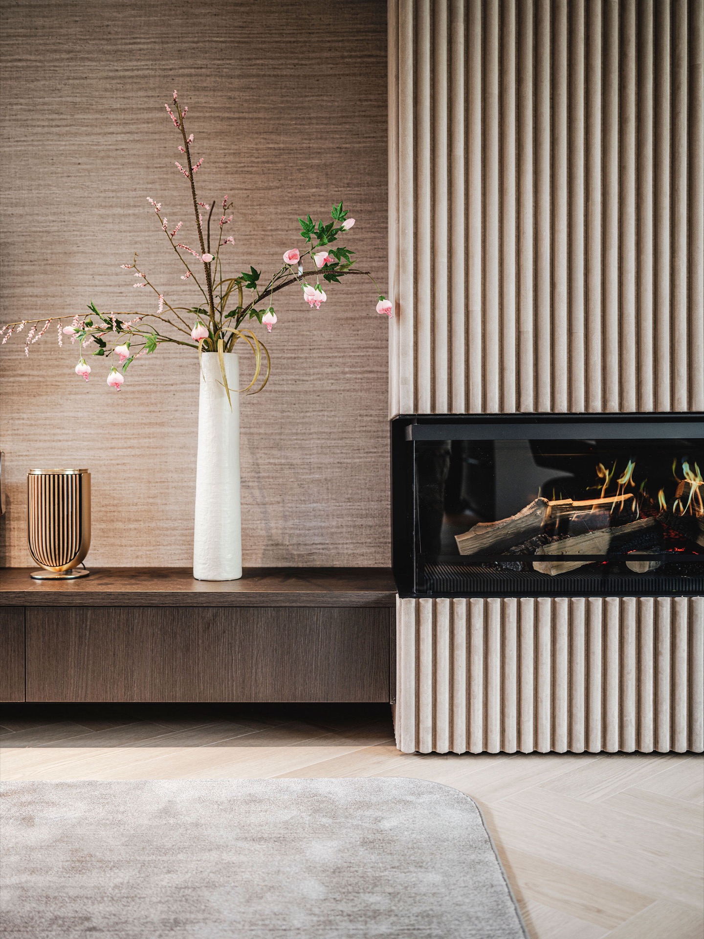 camino con frontale in vetro: parete del camino con doghe verticali e pavimento in piastrelle chiare in un soggiorno caldo, Luxury, Design, Exclusive, Modern, Custom Made, Special, Beautiful