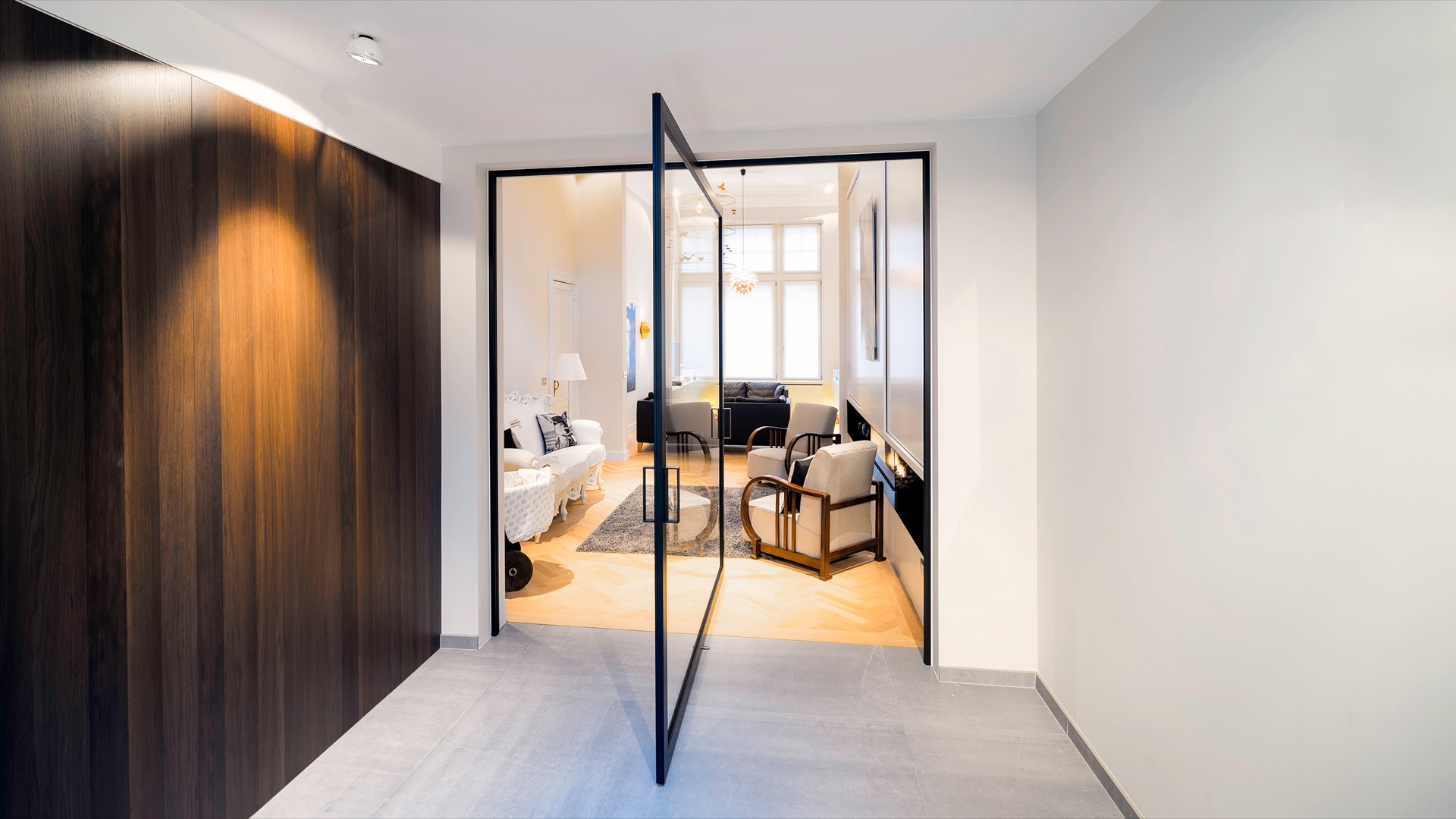 Steel look pivotdeur met zwart kozijn tussen inkom en woonkamer, Luxury, Design, Exclusive, Modern, Custom Made, Special, Beautiful