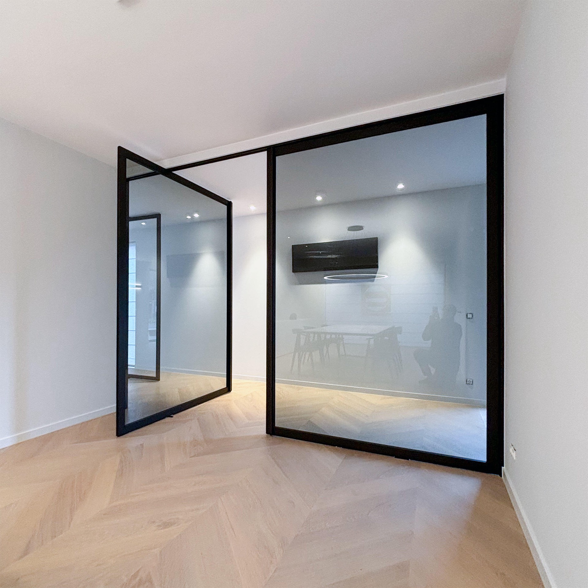 steel look pivotdeur: Detail van met zwart kozijnprofiel en glas, Luxury, Design, Exclusive, Modern, Custom Made, Special, Beautiful