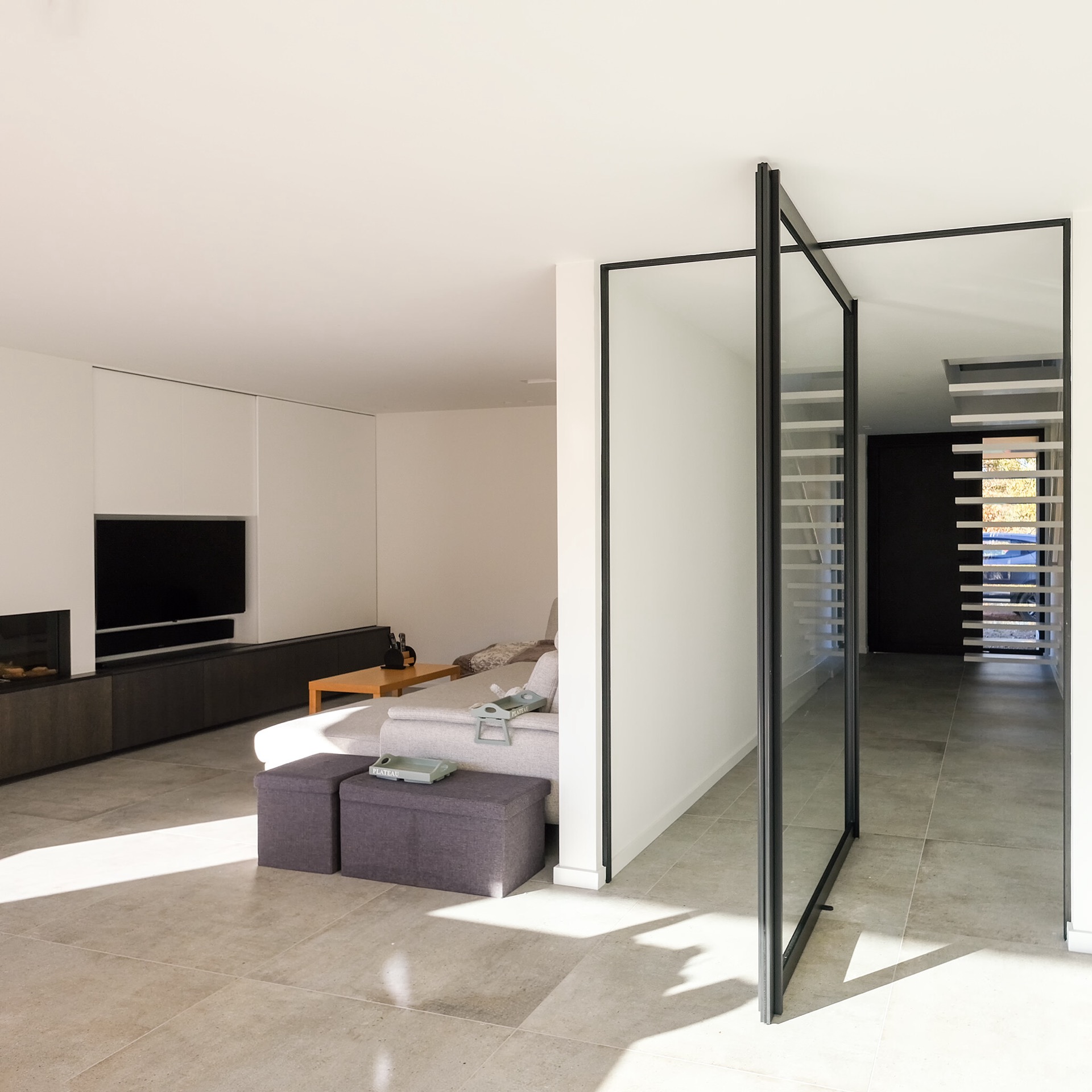 Steel look pivotdeur met zwart kozijn en open zicht naar leefruimte, Luxury, Design, Exclusive, Modern, Custom Made, Special, Beautiful