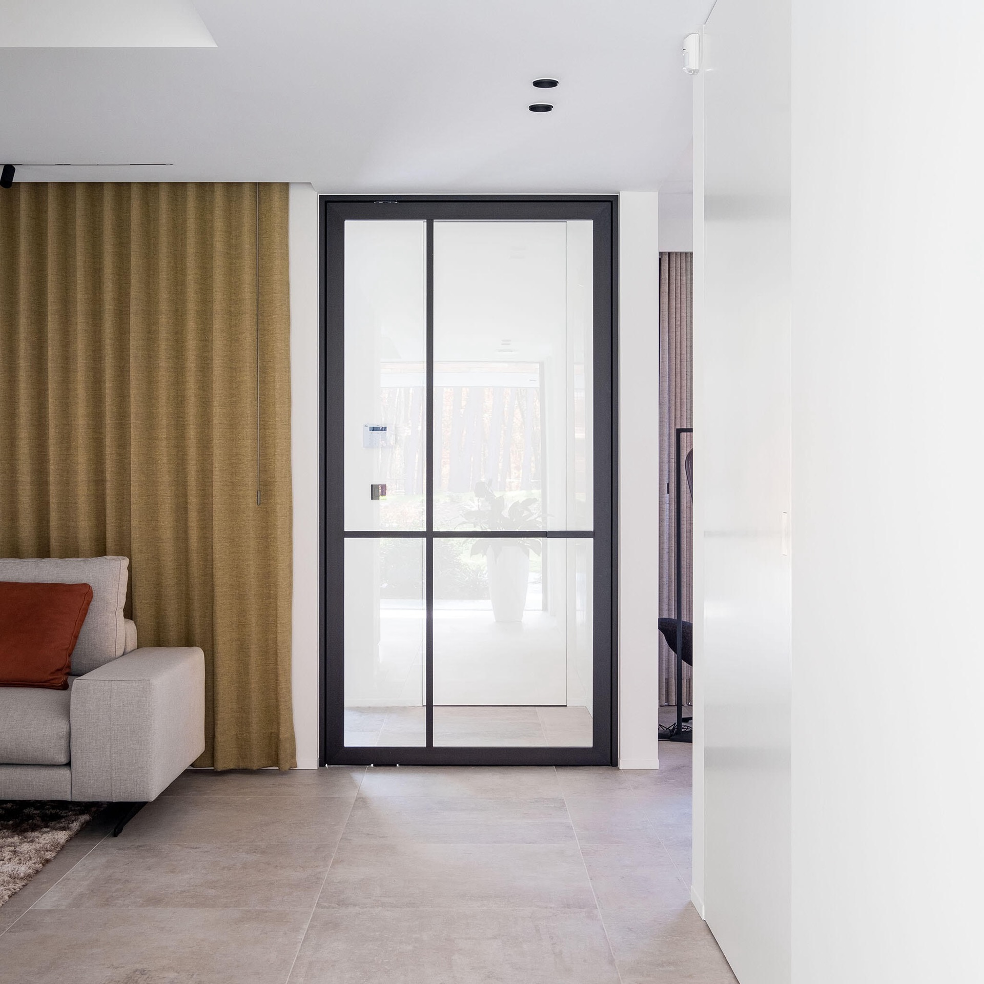 steel look pivotdeur: Detail : zwart kozijn met glazen panelen in hoekopstelling, Luxury, Design, Exclusive, Modern, Custom Made, Special, Beautiful