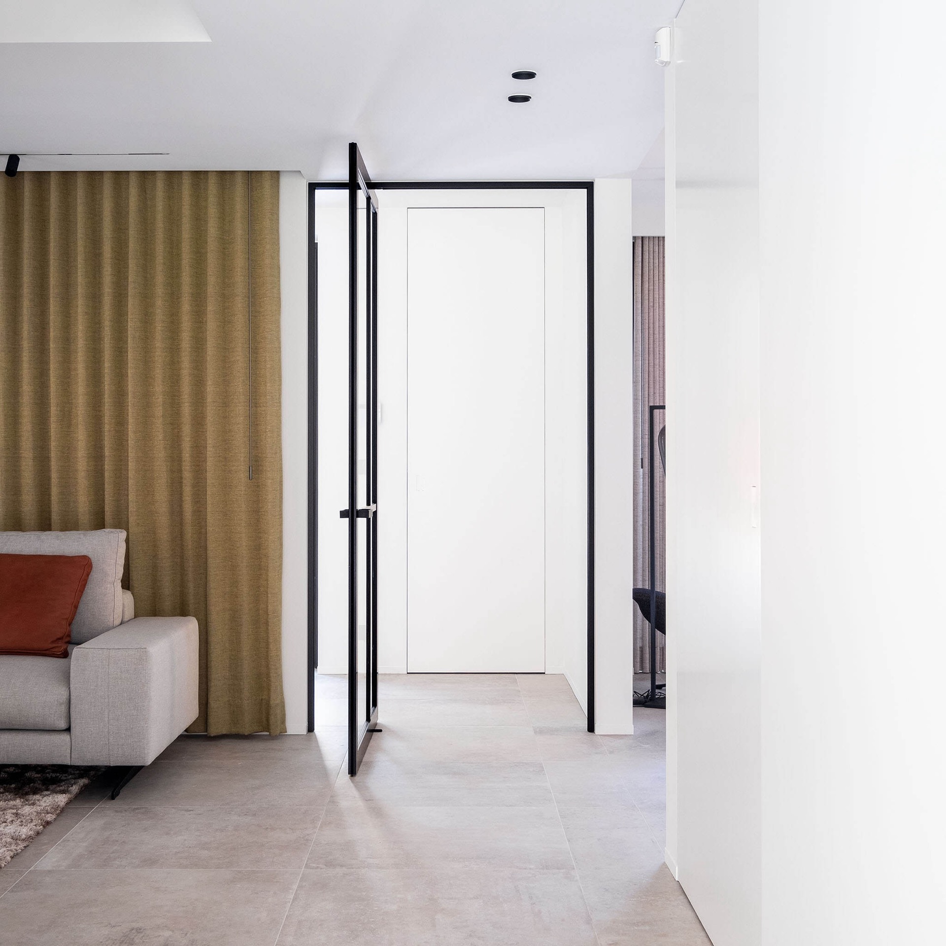 Steel look pivotdeur met zwart kozijn en zicht op trap en leefruimte, Luxury, Design, Exclusive, Modern, Custom Made, Special, Beautiful