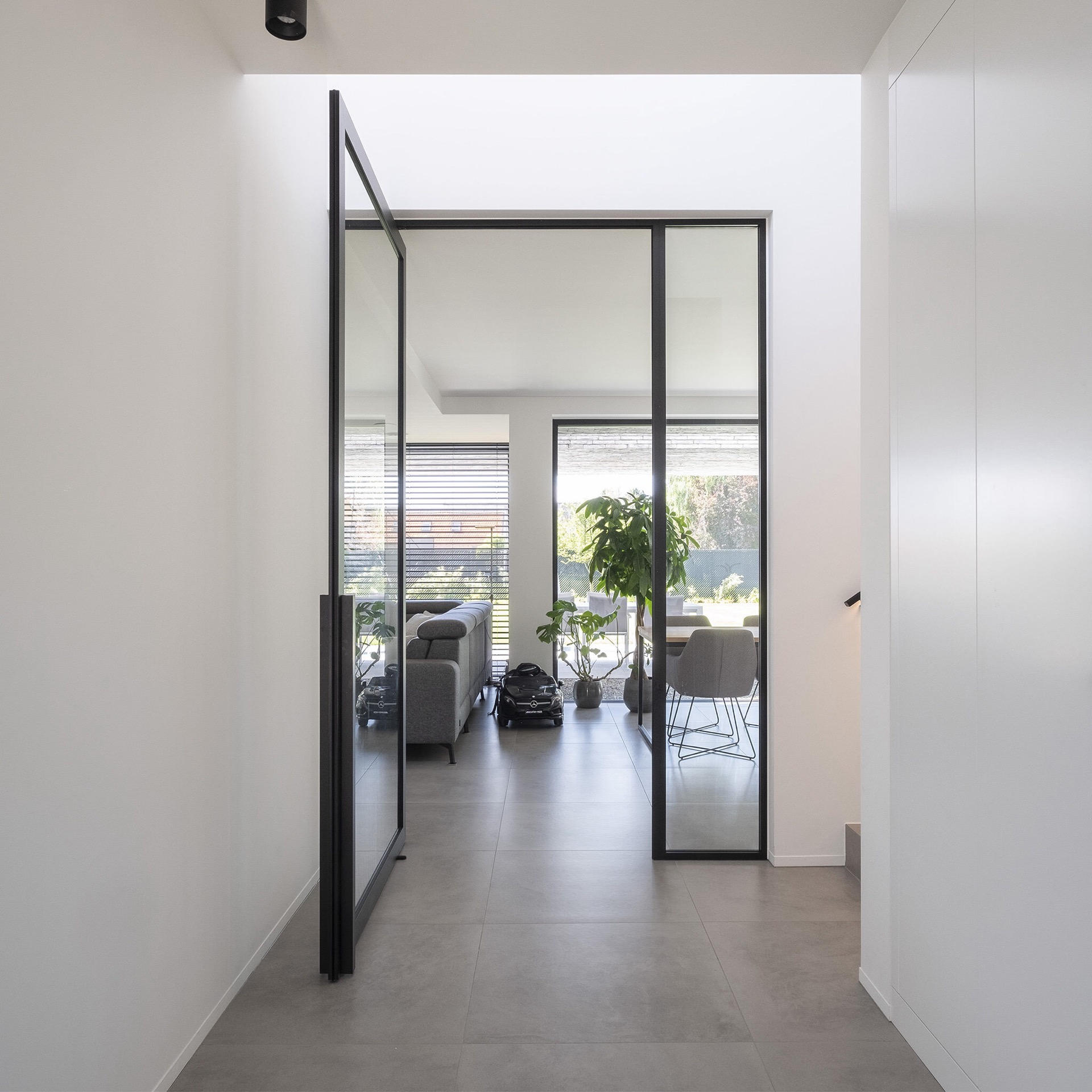 Steel look pivotdeur met zwart kozijn en glazen opening naar gang, Luxury, Design, Exclusive, Modern, Custom Made, Special, Beautiful