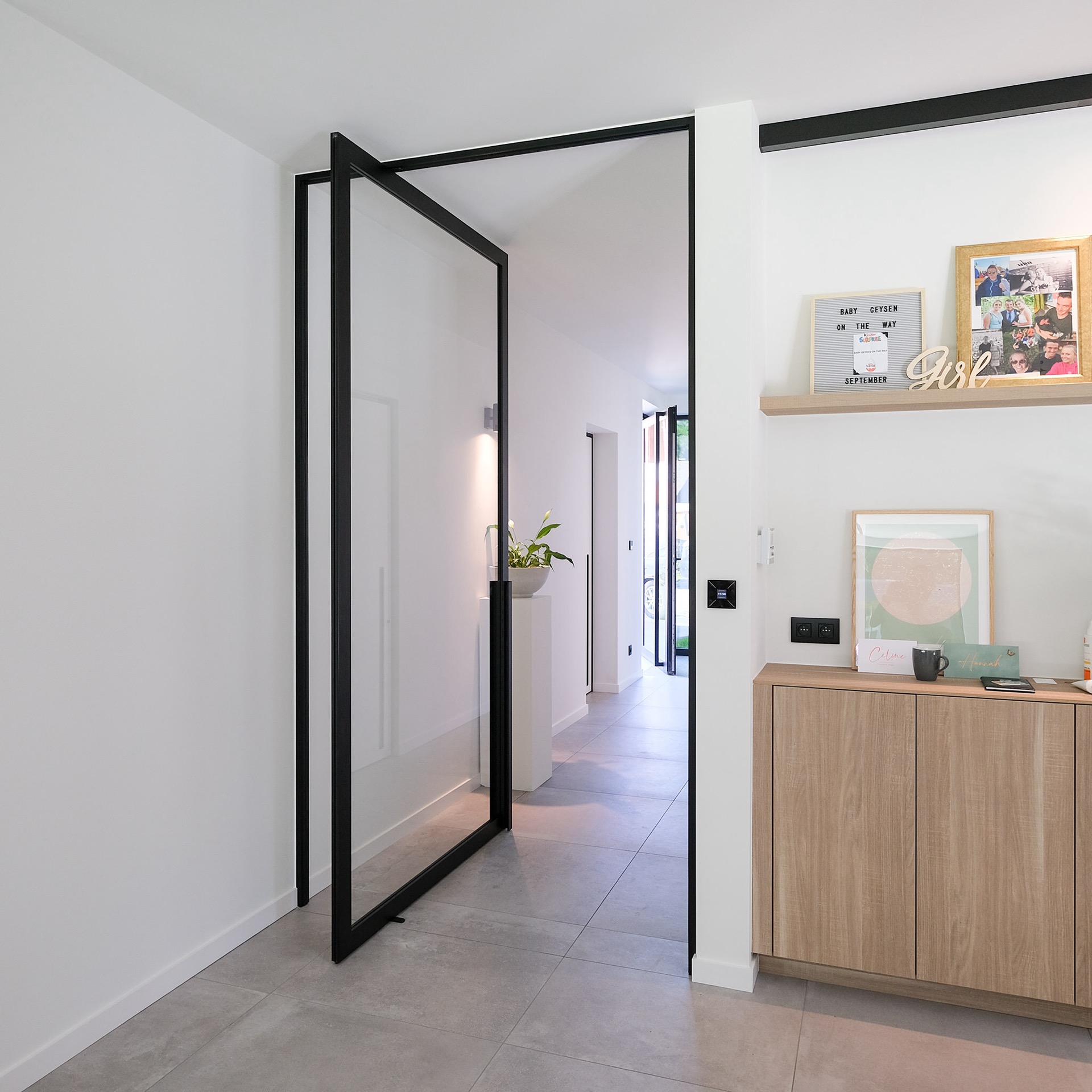Steel look pivotdeur met zwart kozijn en glaspartij met zicht op woonkamer, Luxury, Design, Exclusive, Modern, Custom Made, Special, Beautiful