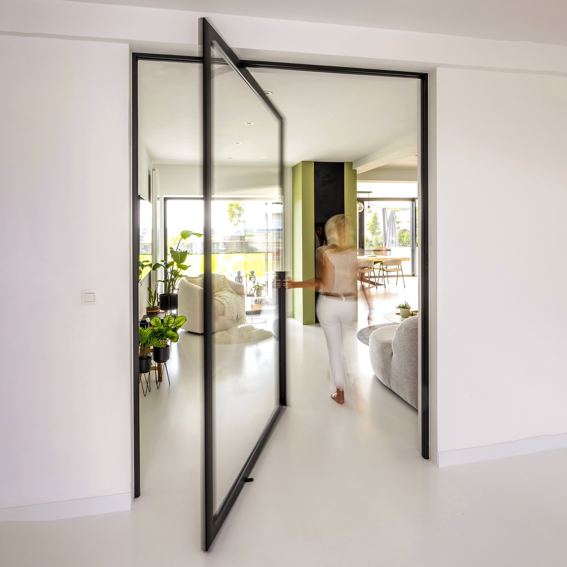 Steel look pivotdeur met zwart kozijn en glazen opening naar terras en tuin, Luxury, Design, Exclusive, Modern, Custom Made, Special, Beautiful