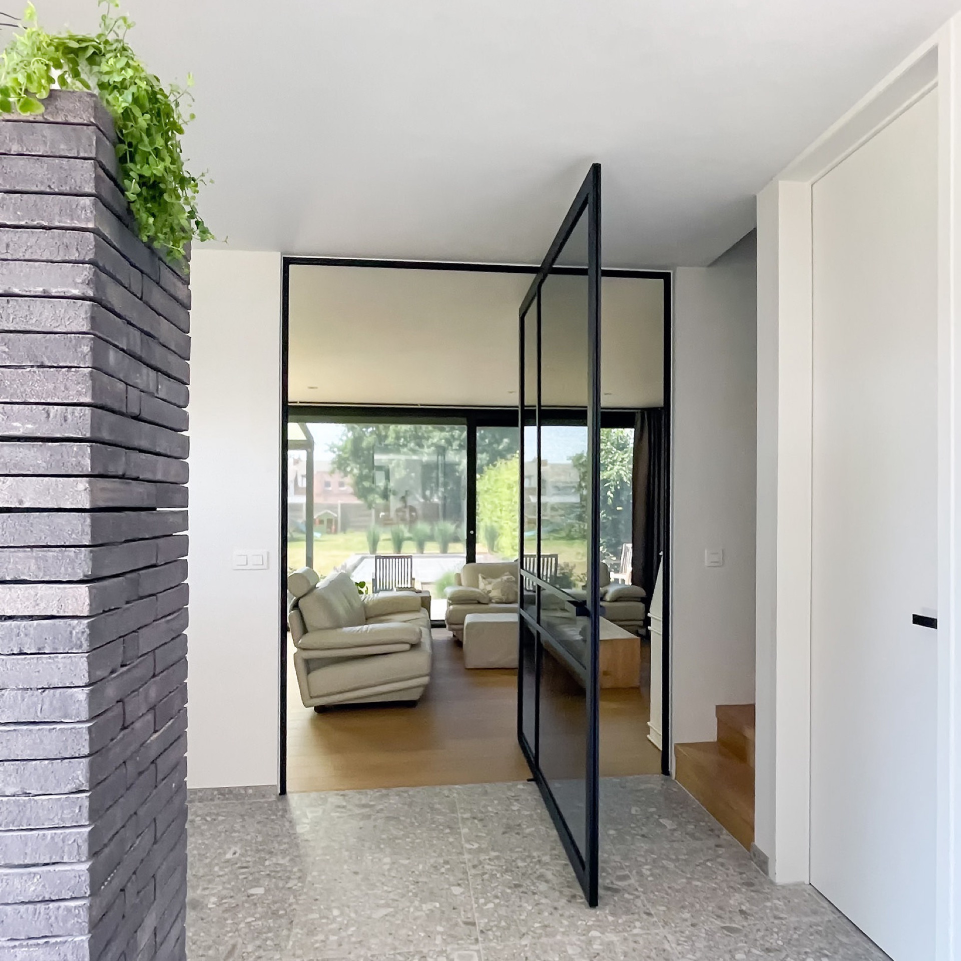Steel look pivotdeur met zwart kozijn naar terras met zicht op tuin, Luxury, Design, Exclusive, Modern, Custom Made, Special, Beautiful