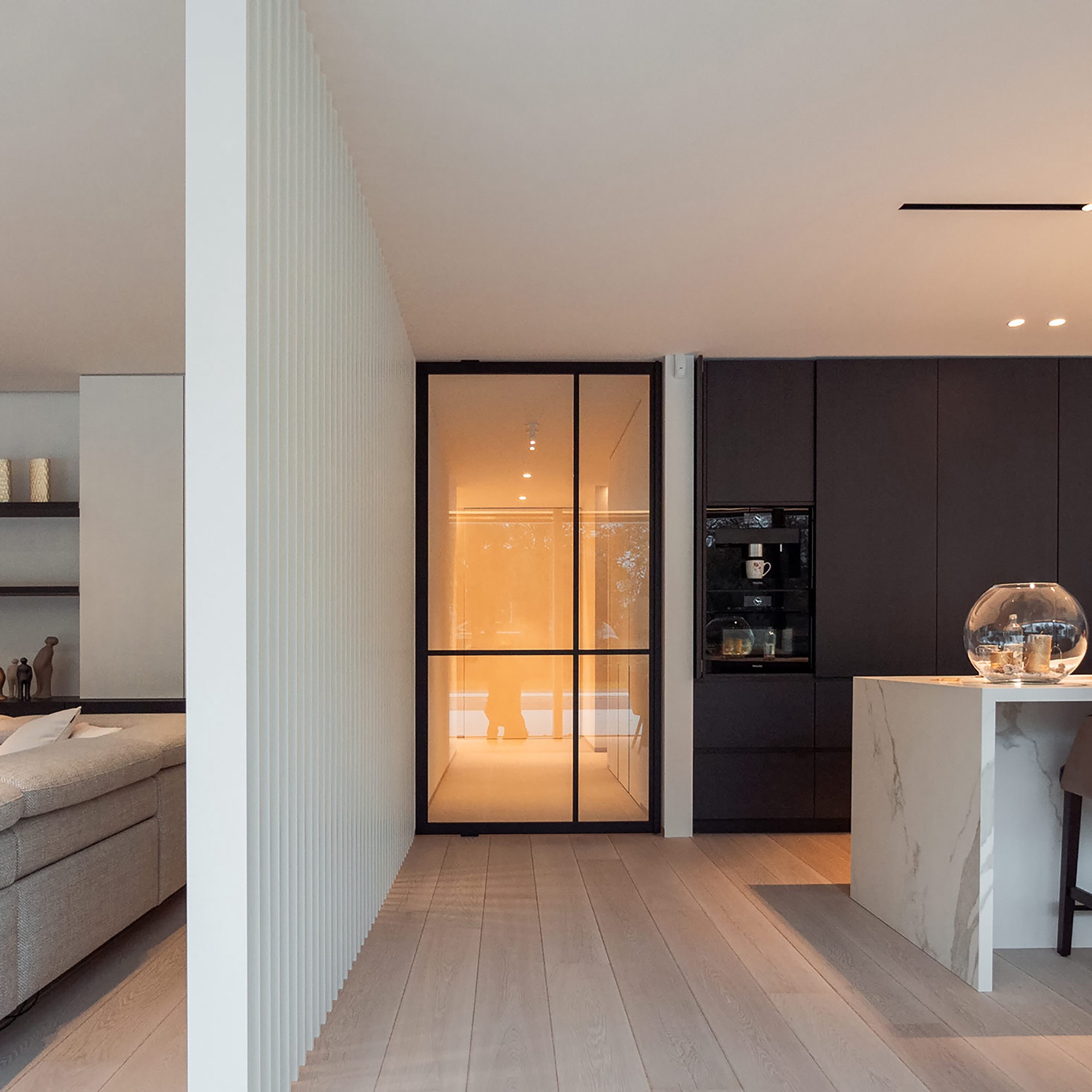 Porta pivot effetto acciaio in vetro tra cucina e soggiorno con pavimento in piastrelle grandi, Luxury, Design, Exclusive, Modern, Custom Made, Special, Beautiful