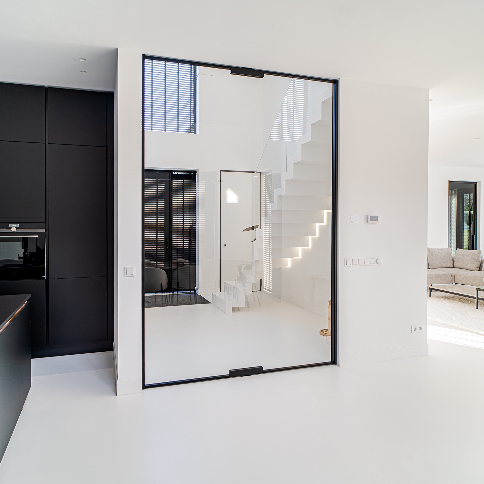 porta pivot effetto acciaio in vetro: porta pivot in vetro effetto acciaio con vista sulle scale e tapparelle a lamelle, Luxury, Design, Exclusive, Modern, Custom Made, Special, Beautiful