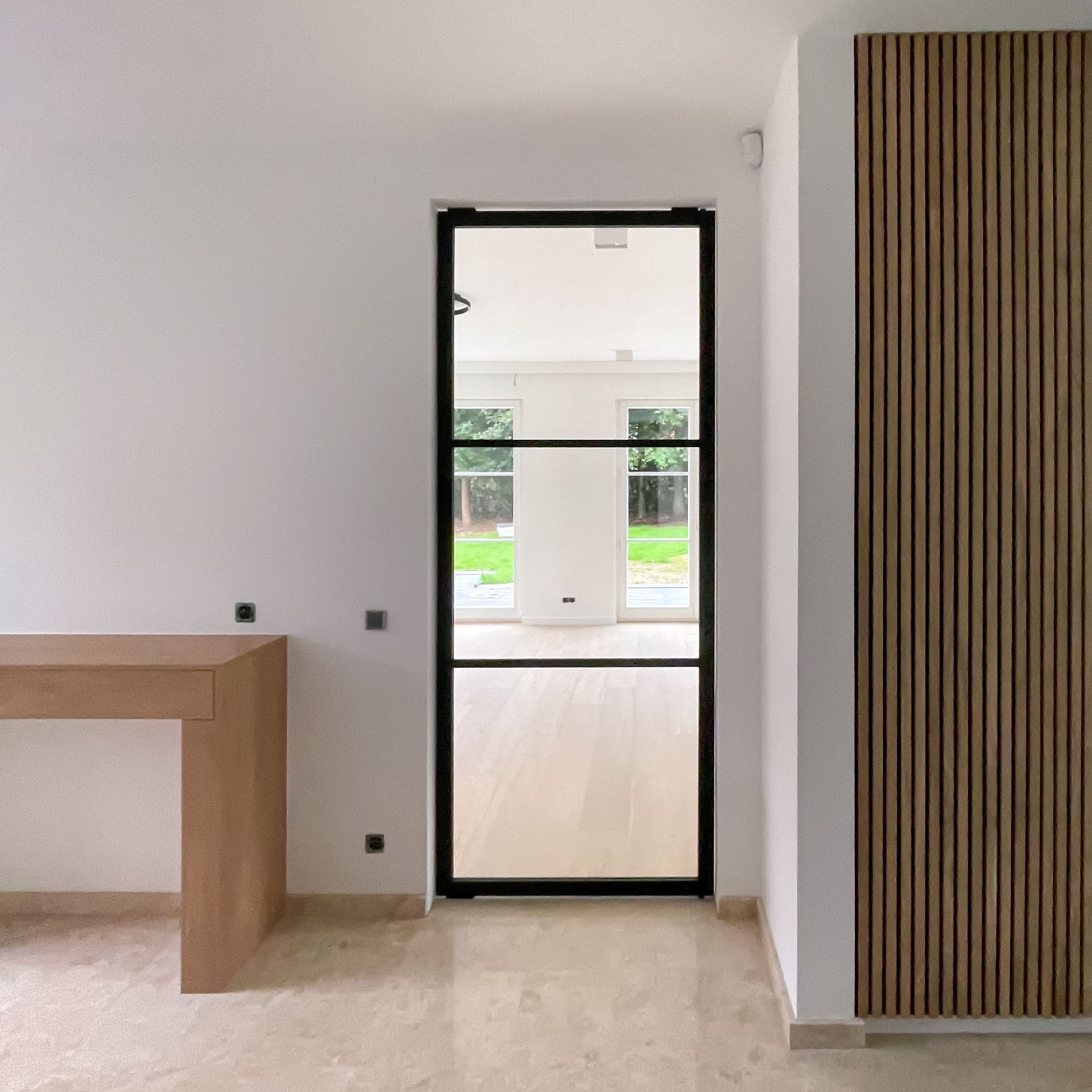 porta pivot effetto acciaio in vetro: porta taats effetto acciaio con vetro e cornice scura con vista su ringhiera e zona, Luxury, Design, Exclusive, Modern, Custom Made, Special, Beautiful