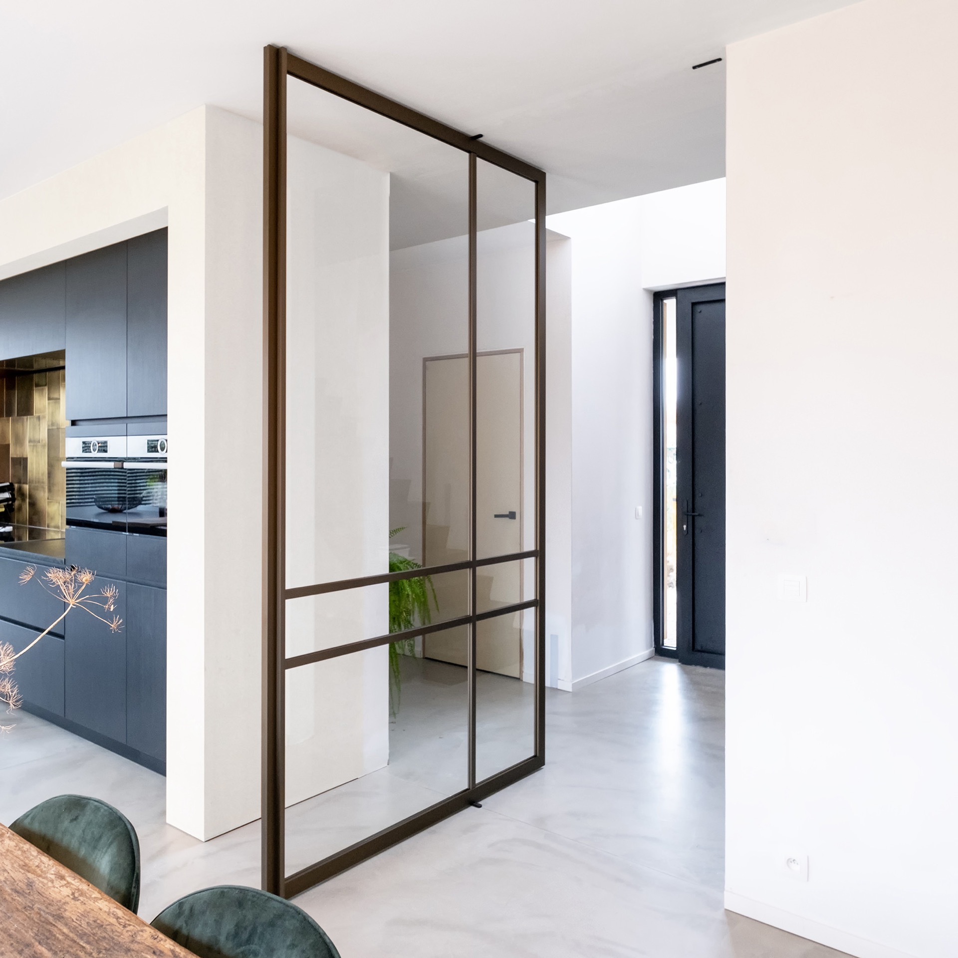 porta pivot effetto acciaio in vetro: porta taats in vetro con cornice effetto acciaio in un ingresso luminoso, Luxury, Design, Exclusive, Modern, Custom Made, Special, Beautiful