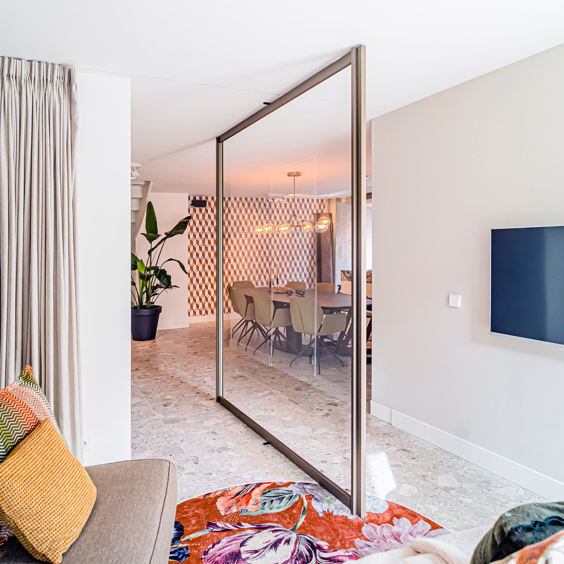 porta pivot effetto acciaio in vetro: porta pivot taats con vetro e cornice scura in un corridoio con vista sulle scale, Luxury, Design, Exclusive, Modern, Custom Made, Special, Beautiful