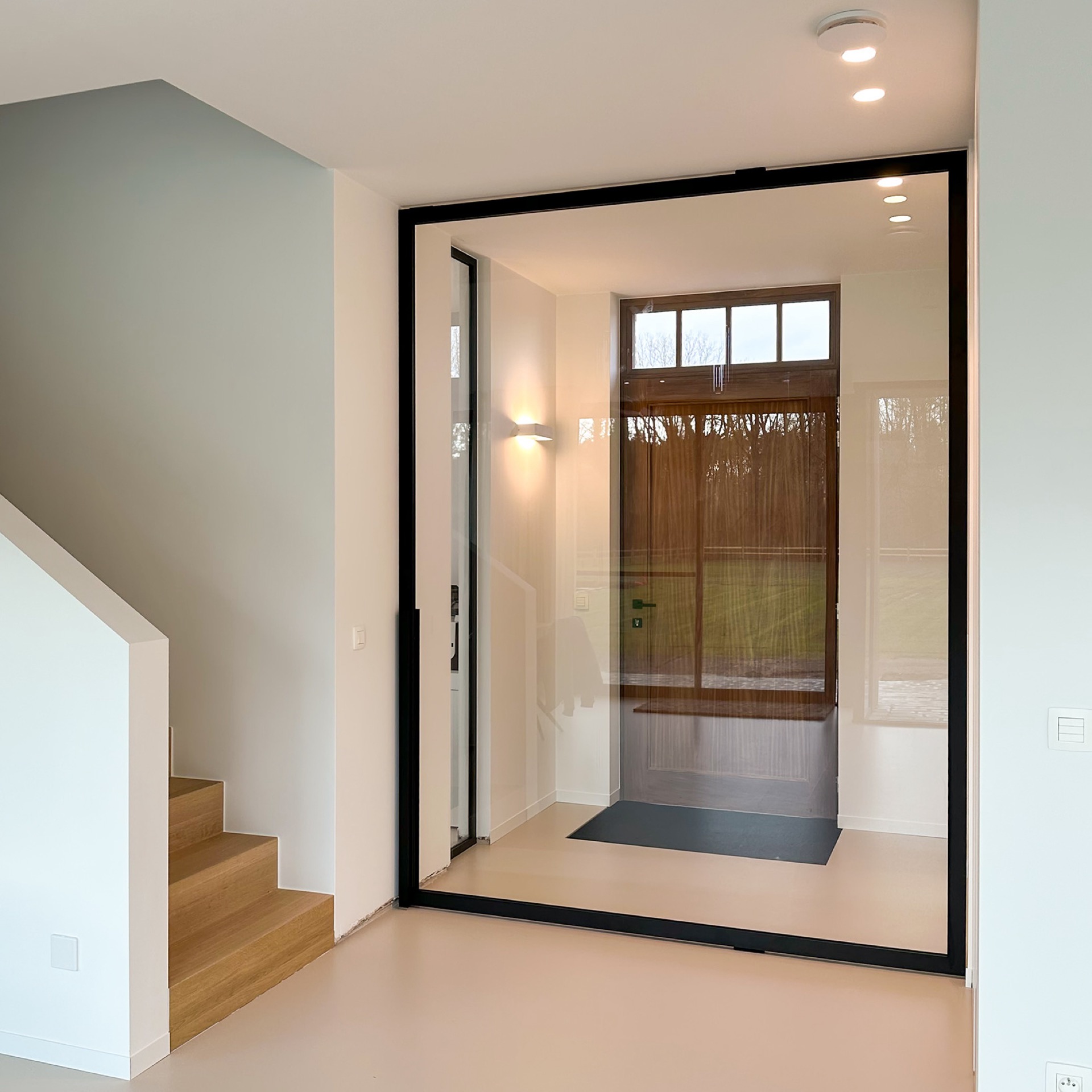 porta pivot effetto acciaio in vetro: porta pivot taats effetto acciaio con vetro e cornice scura con vista su una stanza, Luxury, Design, Exclusive, Modern, Custom Made, Special, Beautiful