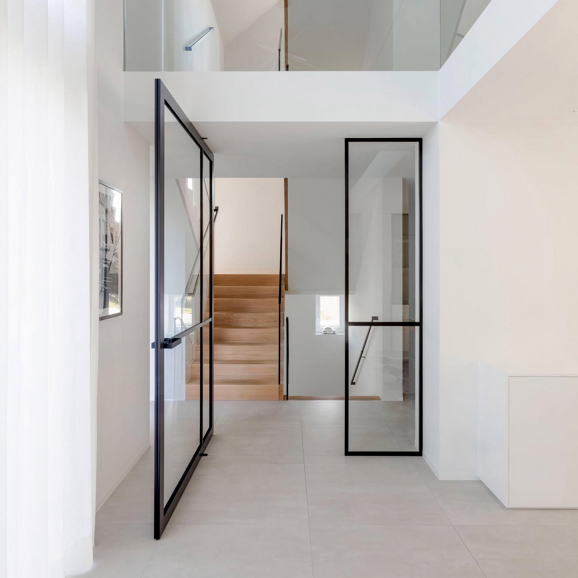porta pivot effetto acciaio in vetro: porta taats effetto acciaio in vetro nella cucina/ingresso con vista verso l’esterno, Luxury, Design, Exclusive, Modern, Custom Made, Special, Beautiful