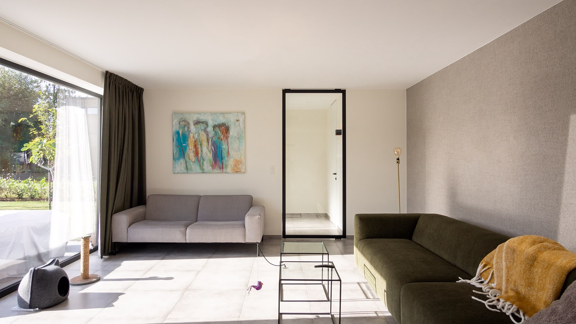 porta pivot effetto acciaio in vetro: primo piano della porta taats effetto acciaio con vetro e profili scuri in un’area, Luxury, Design, Exclusive, Modern, Custom Made, Special, Beautiful