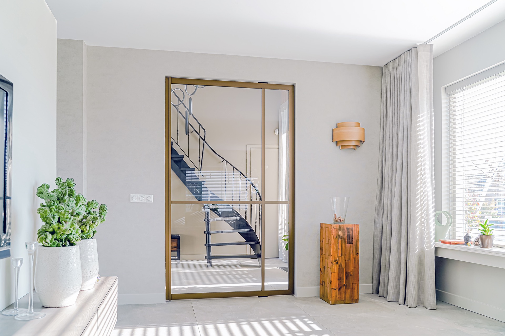 porta pivot effetto acciaio in vetro: porta taats effetto acciaio con vetro e cornice scura tra soggiorno e pianerottolo, Luxury, Design, Exclusive, Modern, Custom Made, Special, Beautiful