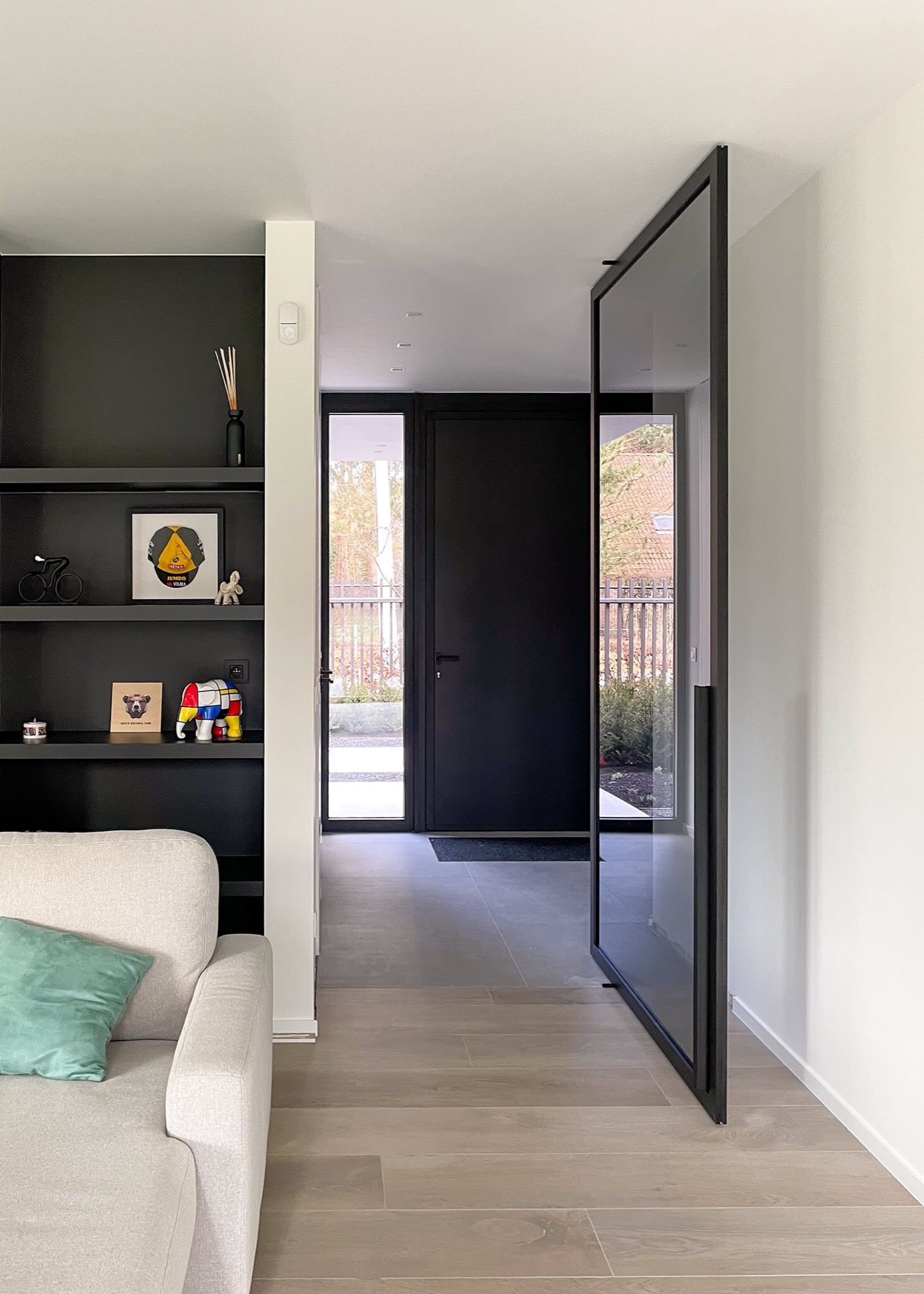 porta pivot effetto acciaio in vetro: porta pivot taats effetto acciaio con vetro e cornice scura con vista sulla scala, Luxury, Design, Exclusive, Modern, Custom Made, Special, Beautiful