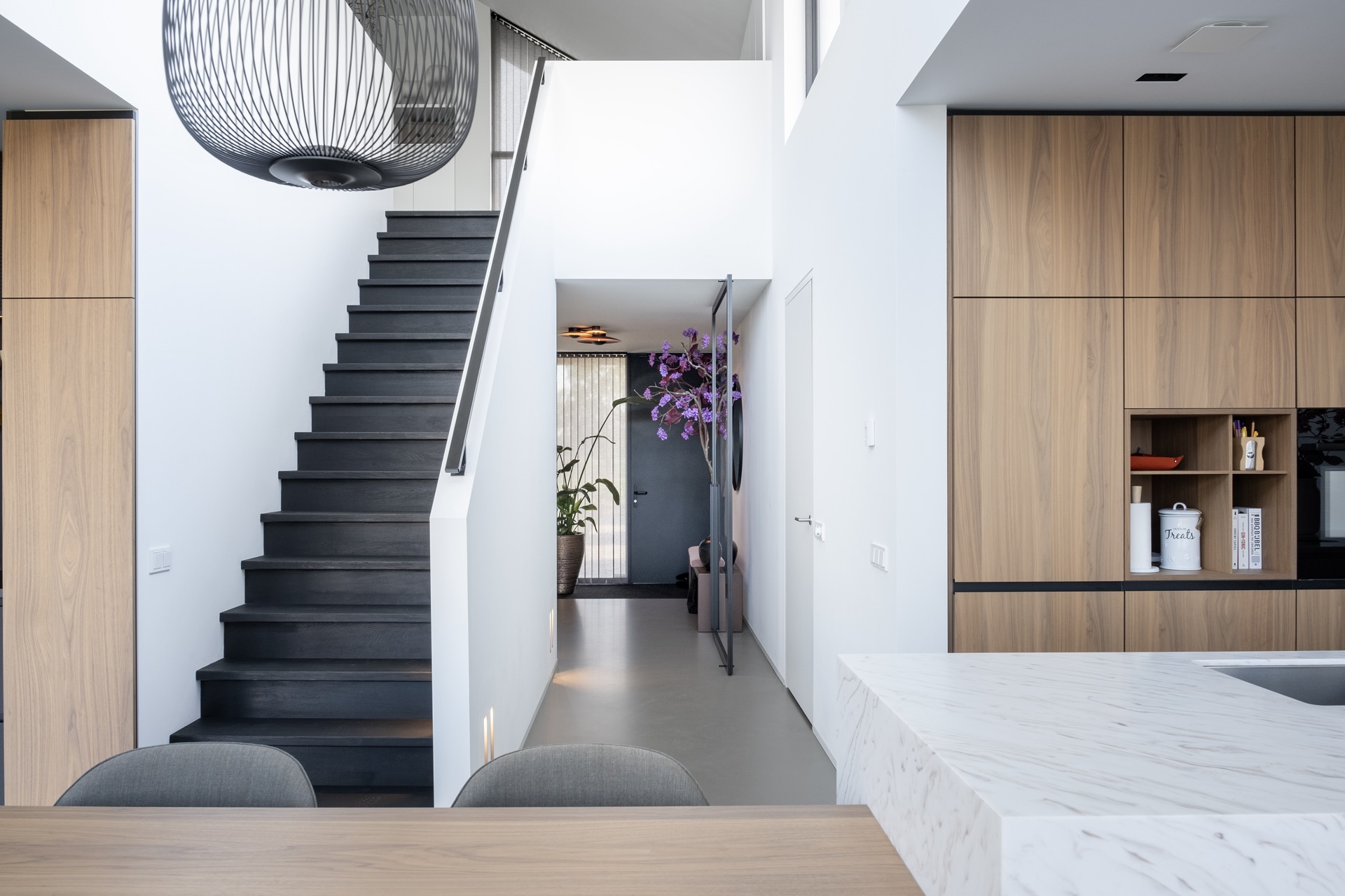 porta pivot effetto acciaio in vetro: porta pivot taats effetto acciaio con vetro e cornice scura con vista sul piano, Luxury, Design, Exclusive, Modern, Custom Made, Special, Beautiful