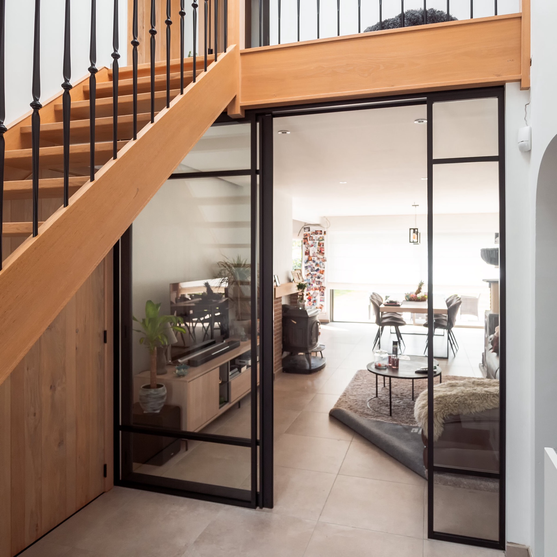 porta scorrevole steel look: parete in vetro steel look con cornici nere e vista sul soggiorno, Luxury, Design, Exclusive, Modern, Custom Made, Special, Beautiful