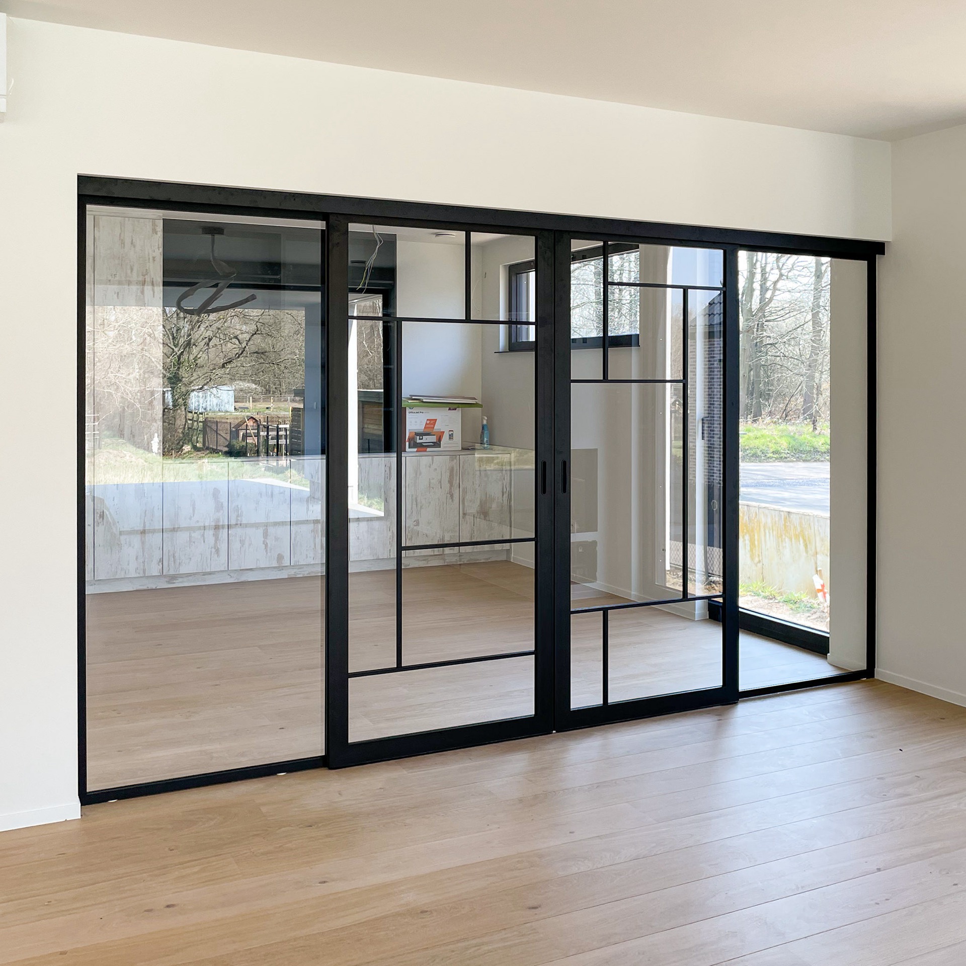 porta scorrevole steel look: serie di porte in vetro steel look con profili neri e vista sull’esterno, Luxury, Design, Exclusive, Modern, Custom Made, Special, Beautiful
