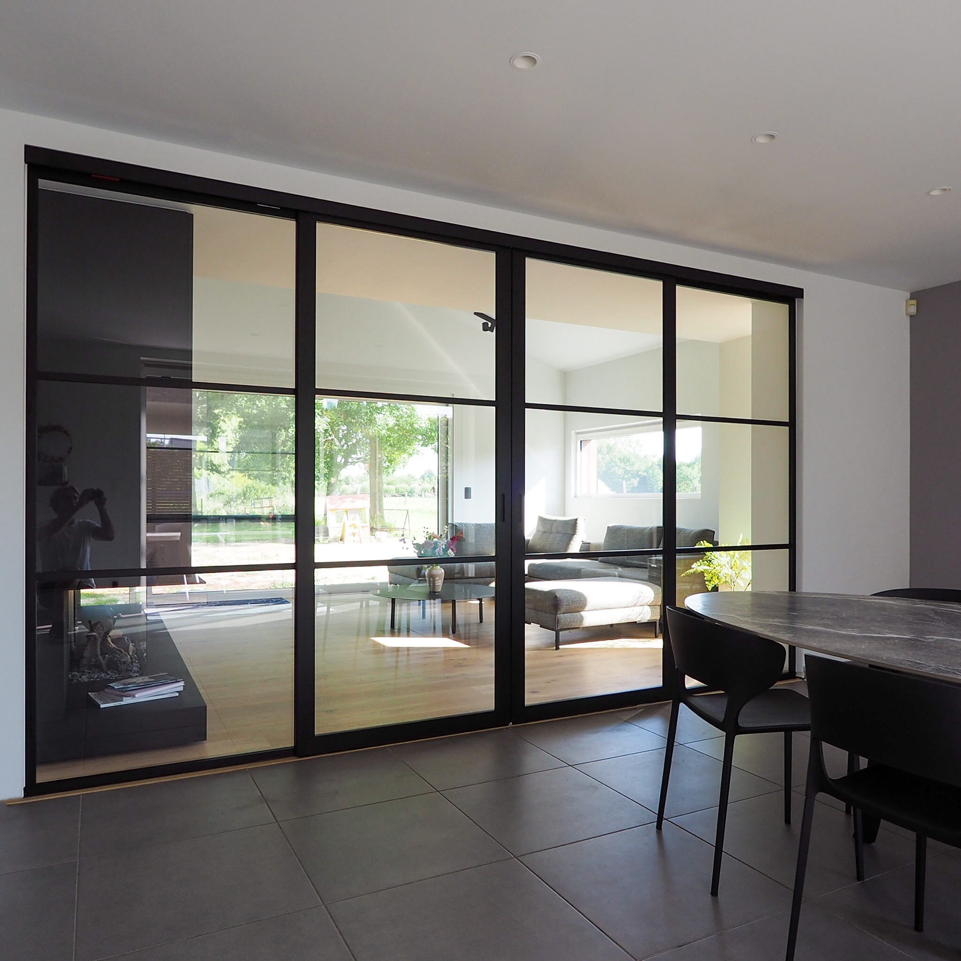 porta scorrevole steel look: parete in vetro steel look con cornici nere e vista sulla zona relax, Luxury, Design, Exclusive, Modern, Custom Made, Special, Beautiful
