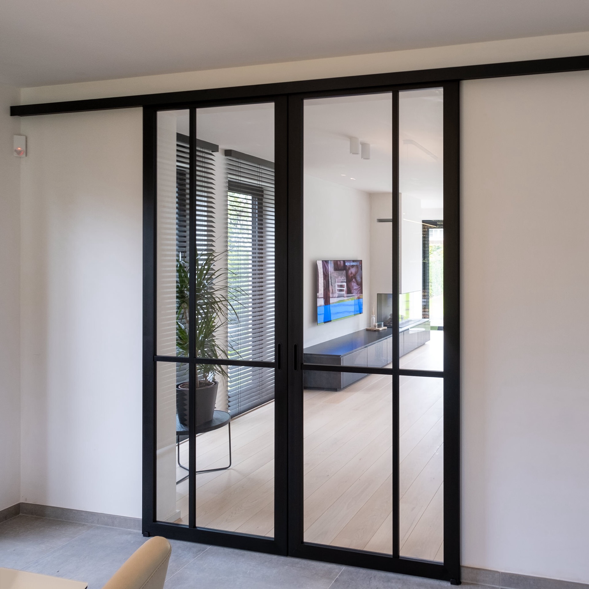 porta scorrevole steel look: parete in vetro steel look con profili neri e vista su scala e zona giorno, Luxury, Design, Exclusive, Modern, Custom Made, Special, Beautiful
