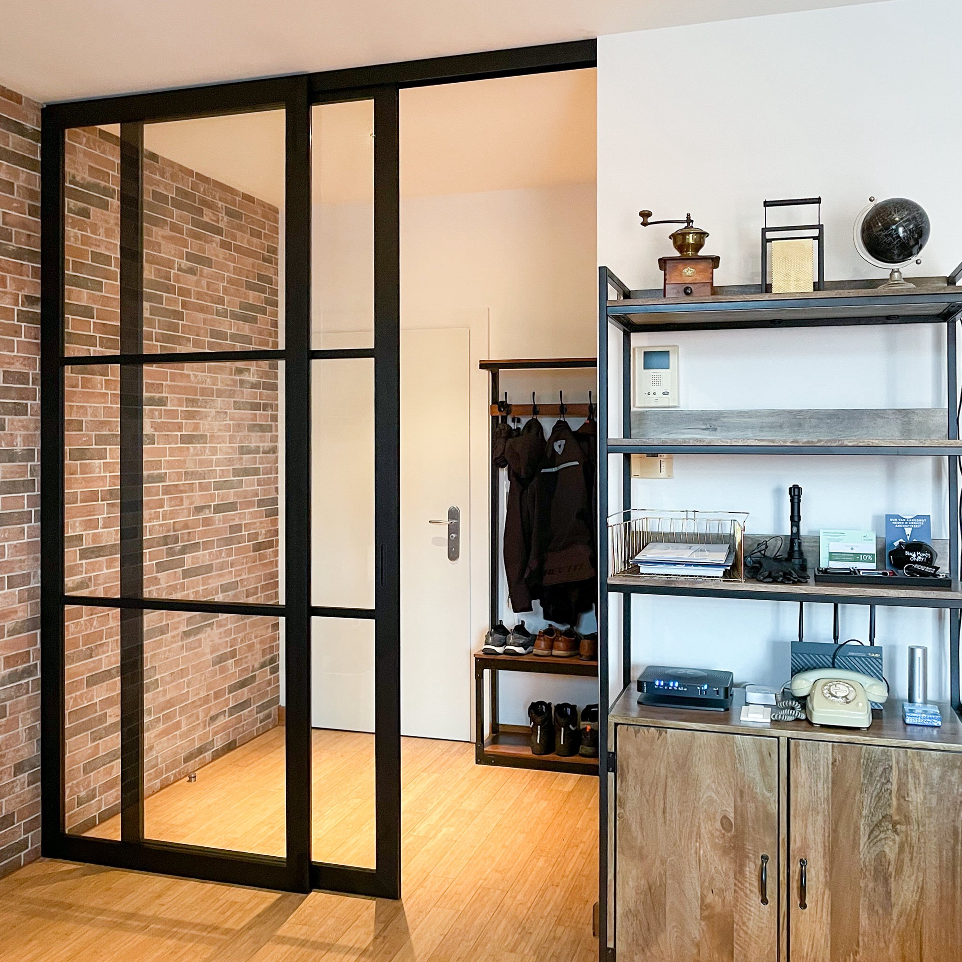 porta scorrevole steel look: porta in vetro steel look con profili neri e vista sulla cucina, Luxury, Design, Exclusive, Modern, Custom Made, Special, Beautiful
