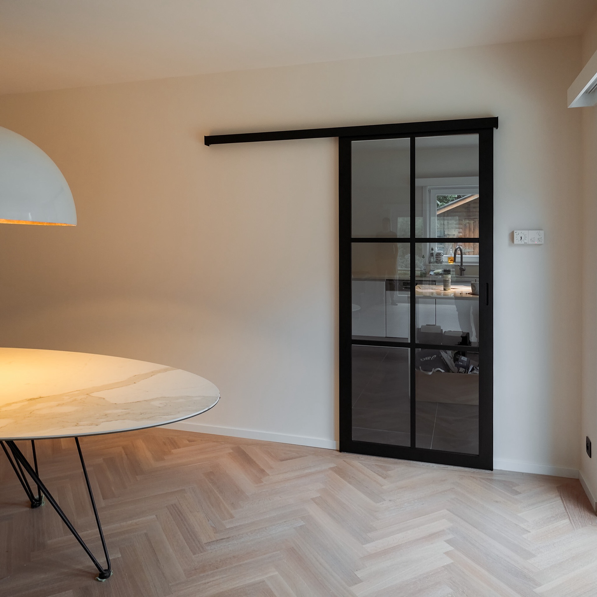 porta scorrevole steel look: partizione in vetro steel look con profili neri e vista su cucina/soggiorno, Luxury, Design, Exclusive, Modern, Custom Made, Special, Beautiful