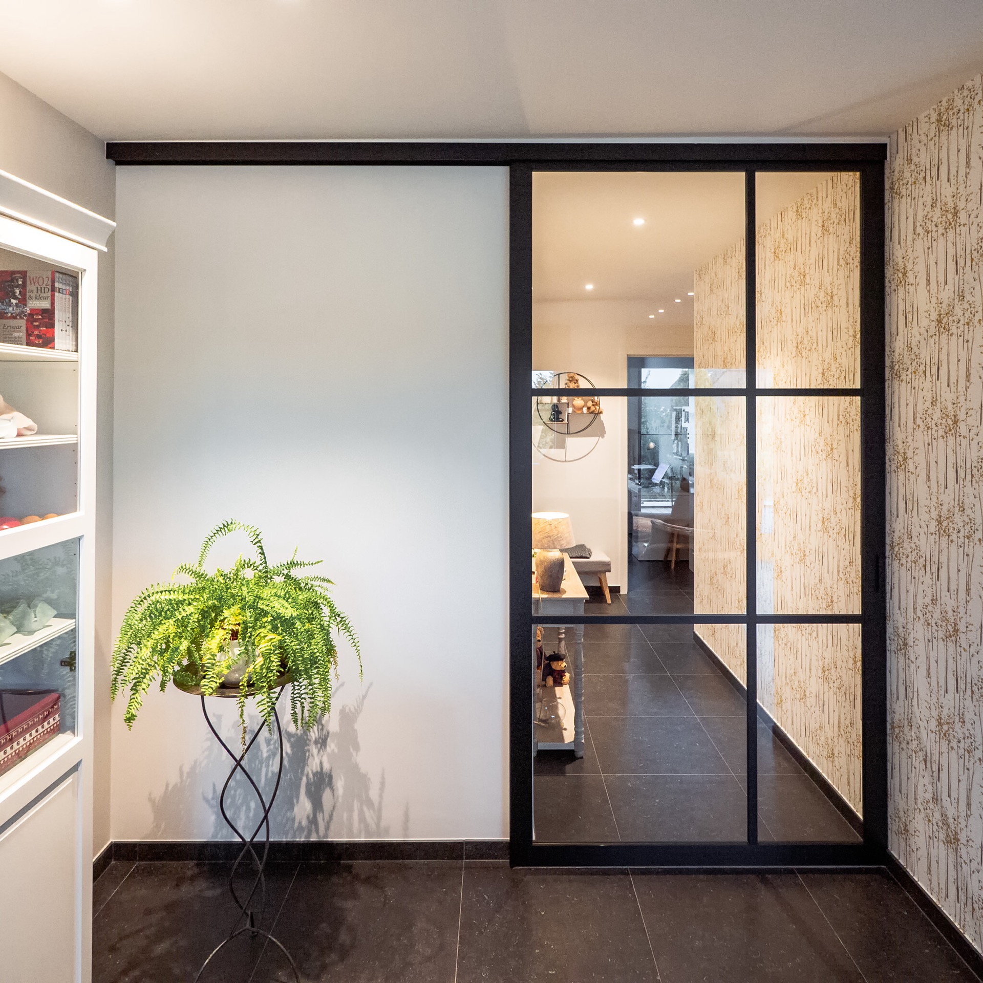porta scorrevole steel look: parete in vetro steel look con cornici nere e vista verso la cucina, Luxury, Design, Exclusive, Modern, Custom Made, Special, Beautiful