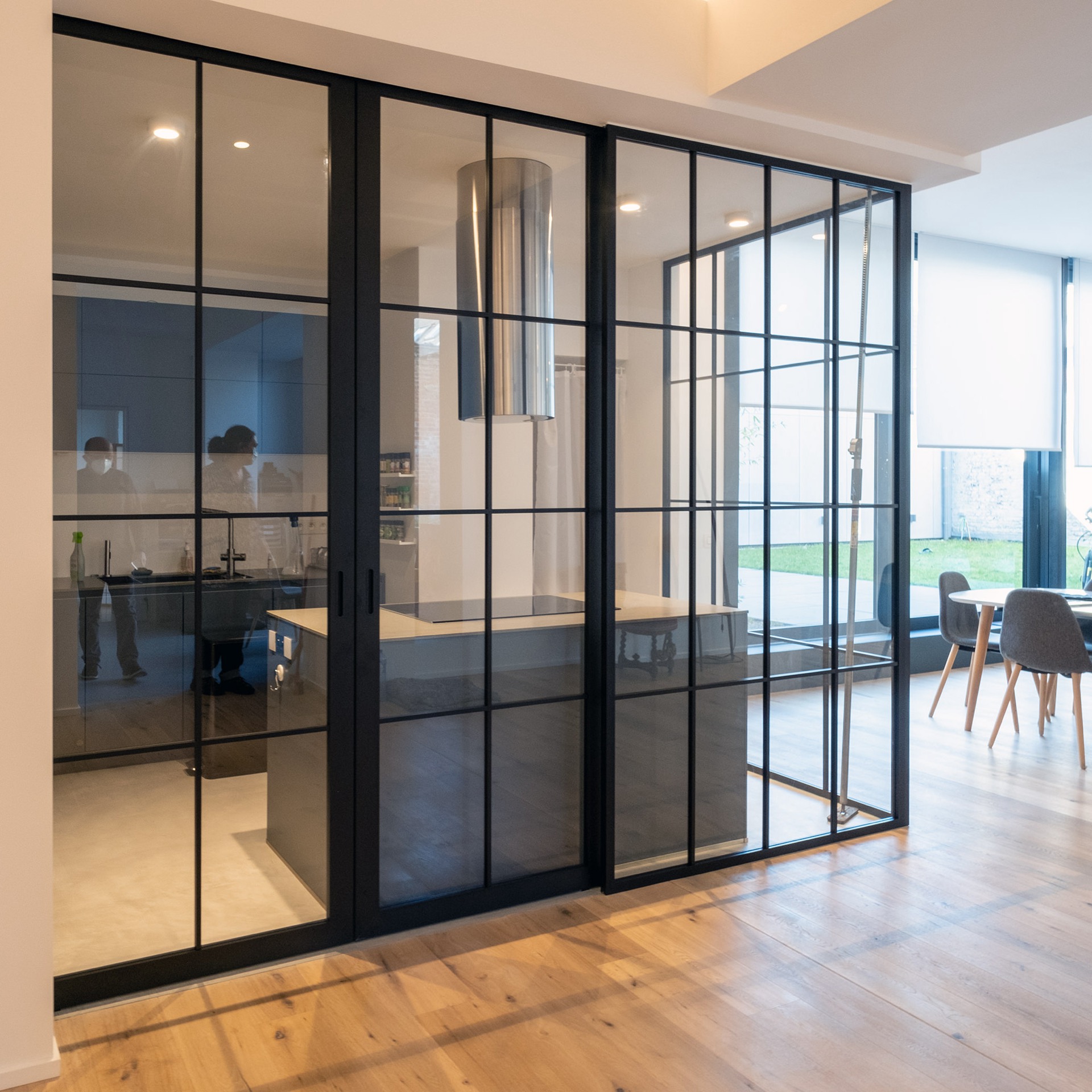 porta scorrevole steel look: partizione in vetro steel look con profili neri e vista sulla zona living, Luxury, Design, Exclusive, Modern, Custom Made, Special, Beautiful