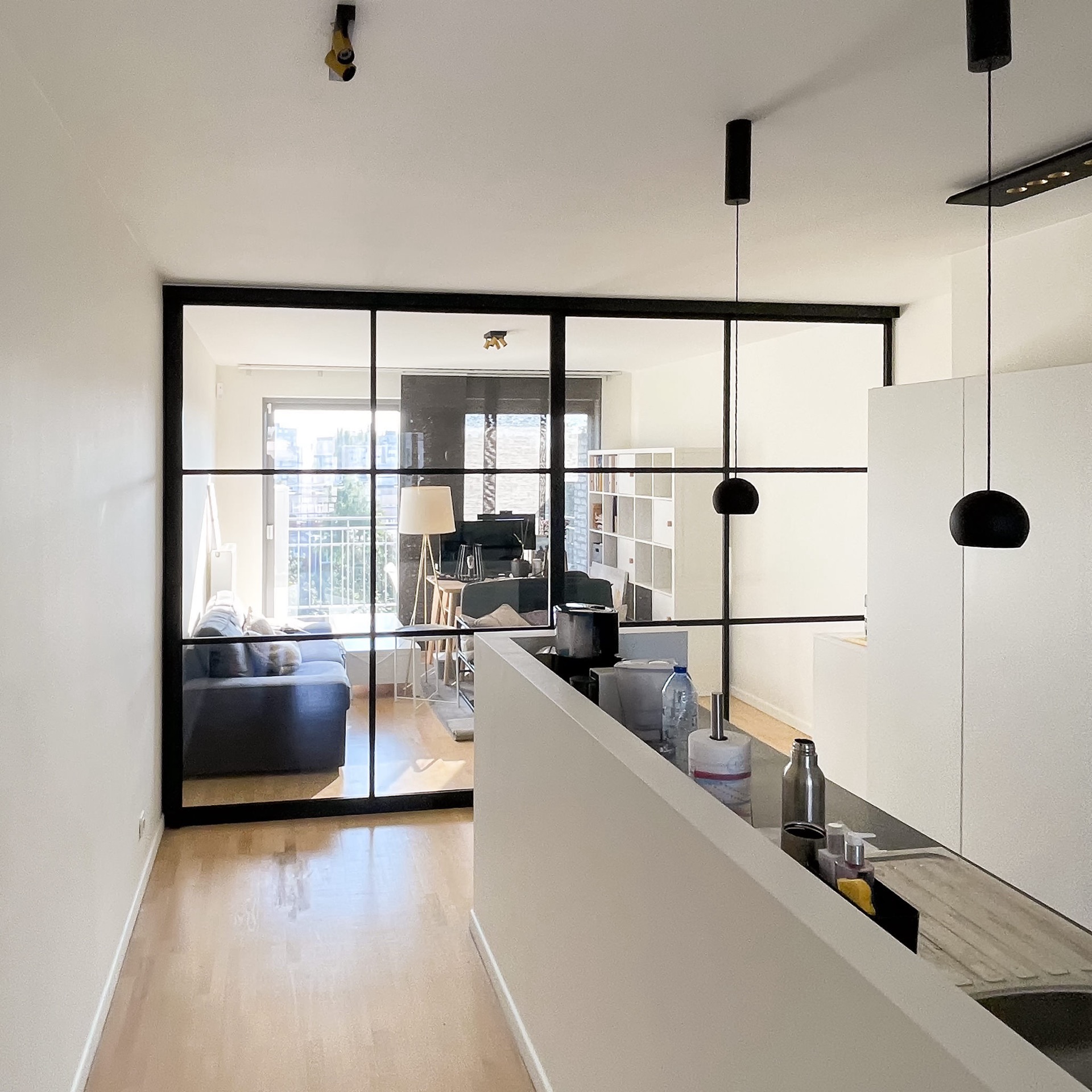 porta scorrevole steel look: sezione di porta in vetro steel look con profili neri e vista sulla cucina, Luxury, Design, Exclusive, Modern, Custom Made, Special, Beautiful