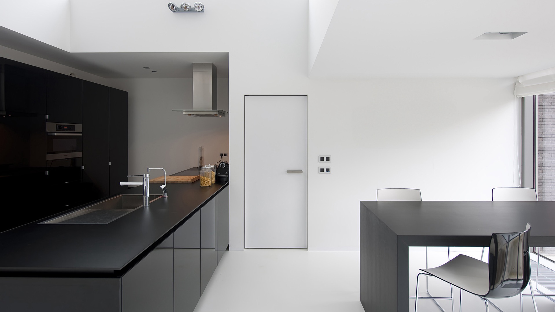 puertas interiores modernas con marco de puerta minimalista: puerta interior blanca con tirador largo en cocina moderna con, Luxury, Design, Exclusive, Modern, Custom Made, Special, Beautiful