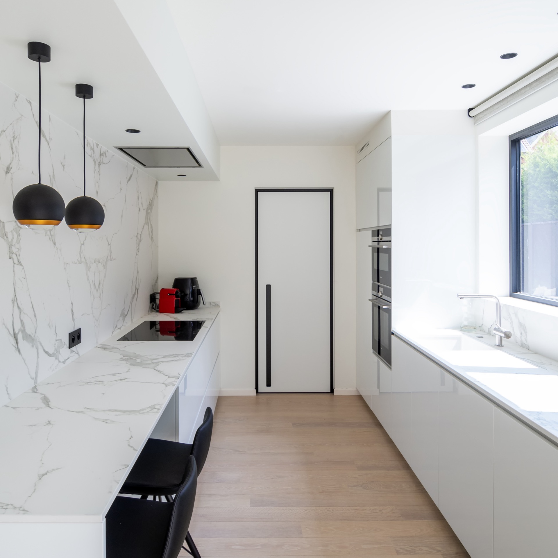 puertas interiores modernas con marco de puerta minimalista: puerta interior oscura con tirador largo en habitación con, Luxury, Design, Exclusive, Modern, Custom Made, Special, Beautiful