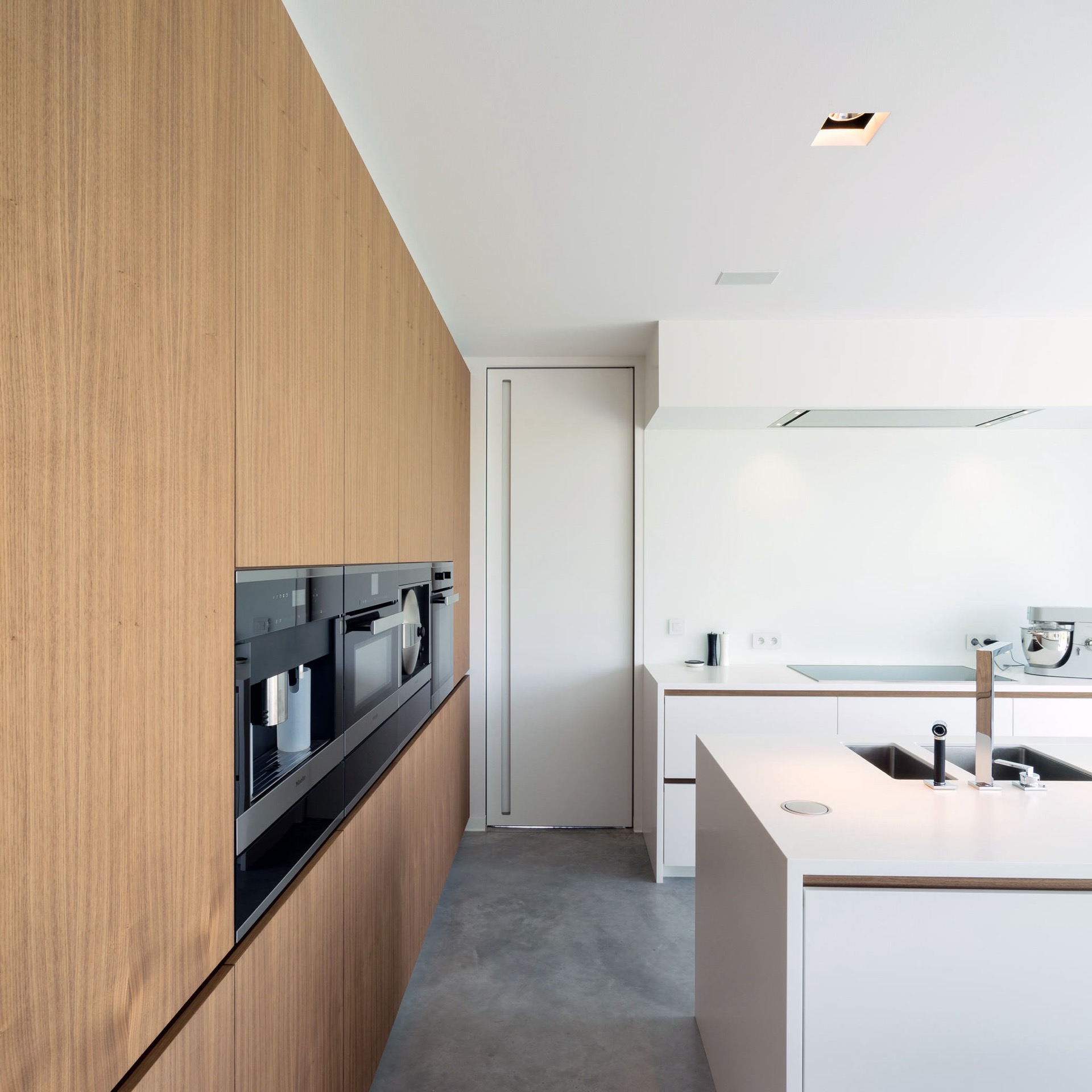 puertas interiores modernas con marco de puerta minimalista: puerta interior con acabado tono madera y tirador largo con, Luxury, Design, Exclusive, Modern, Custom Made, Special, Beautiful