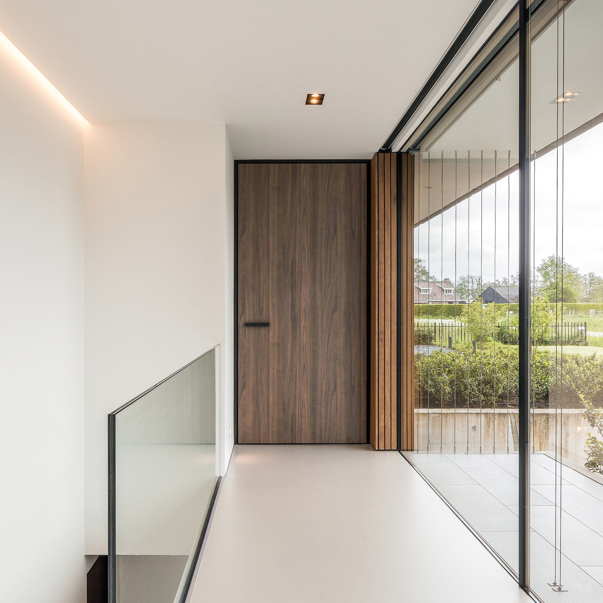 puertas interiores modernas con marco de puerta minimalista: puerta interior negra con tirador largo en recibidor luminoso, Luxury, Design, Exclusive, Modern, Custom Made, Special, Beautiful