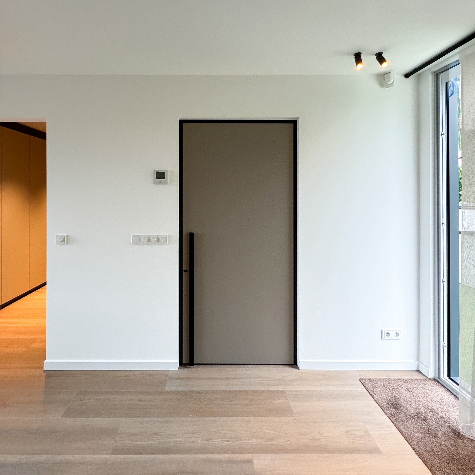 puertas interiores modernas con marco de puerta minimalista: puerta interior oscura con tirador largo en zona de escaleras, Luxury, Design, Exclusive, Modern, Custom Made, Special, Beautiful