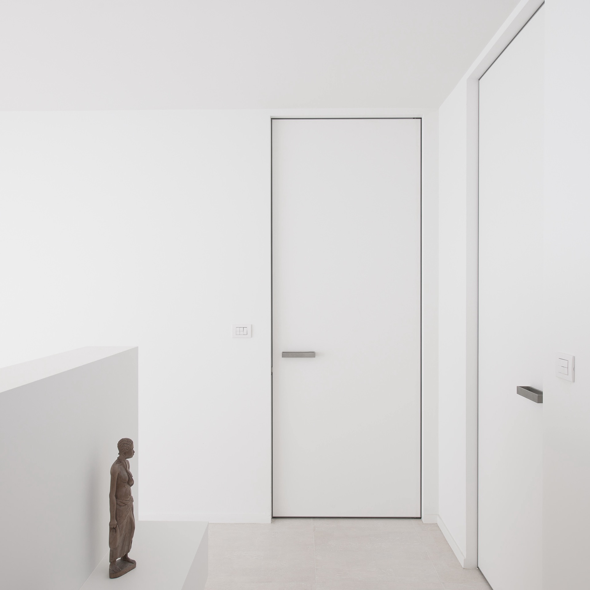 puertas interiores modernas con marco de puerta minimalista: primer plano de puerta interior blanca moderna con moldura, Luxury, Design, Exclusive, Modern, Custom Made, Special, Beautiful