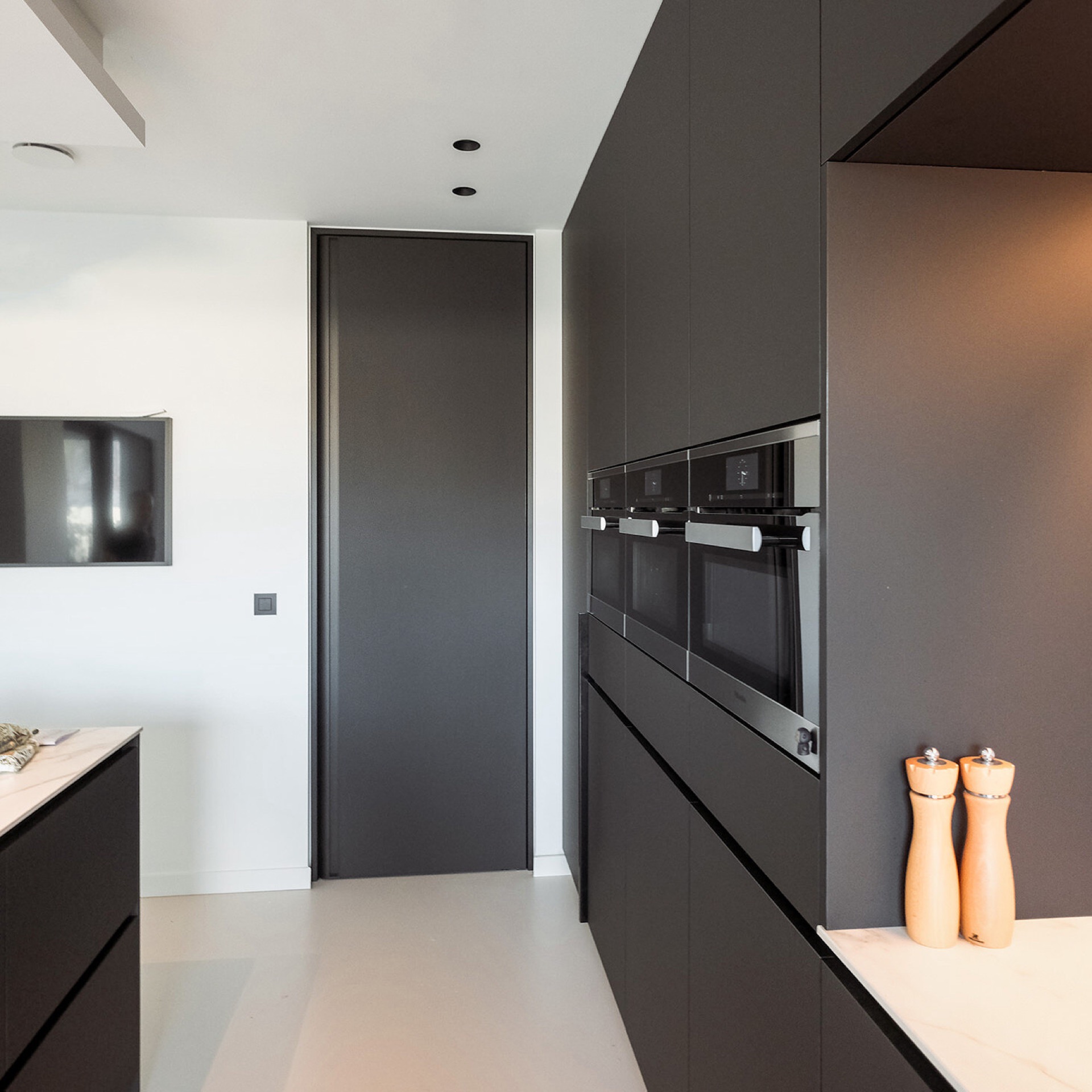 puertas interiores modernas con marco de puerta minimalista: primer plano de puerta interior blanca con moldura negra fina y, Luxury, Design, Exclusive, Modern, Custom Made, Special, Beautiful