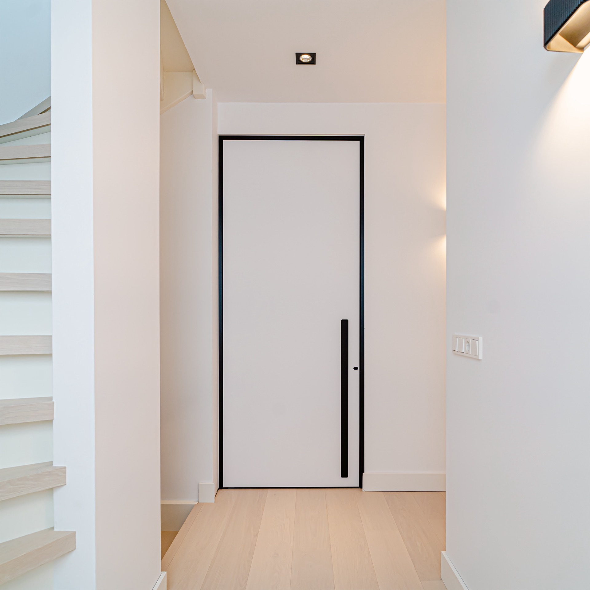 puertas interiores modernas con marco de puerta minimalista: puerta interior oscura con tirador largo en baño moderno con, Luxury, Design, Exclusive, Modern, Custom Made, Special, Beautiful
