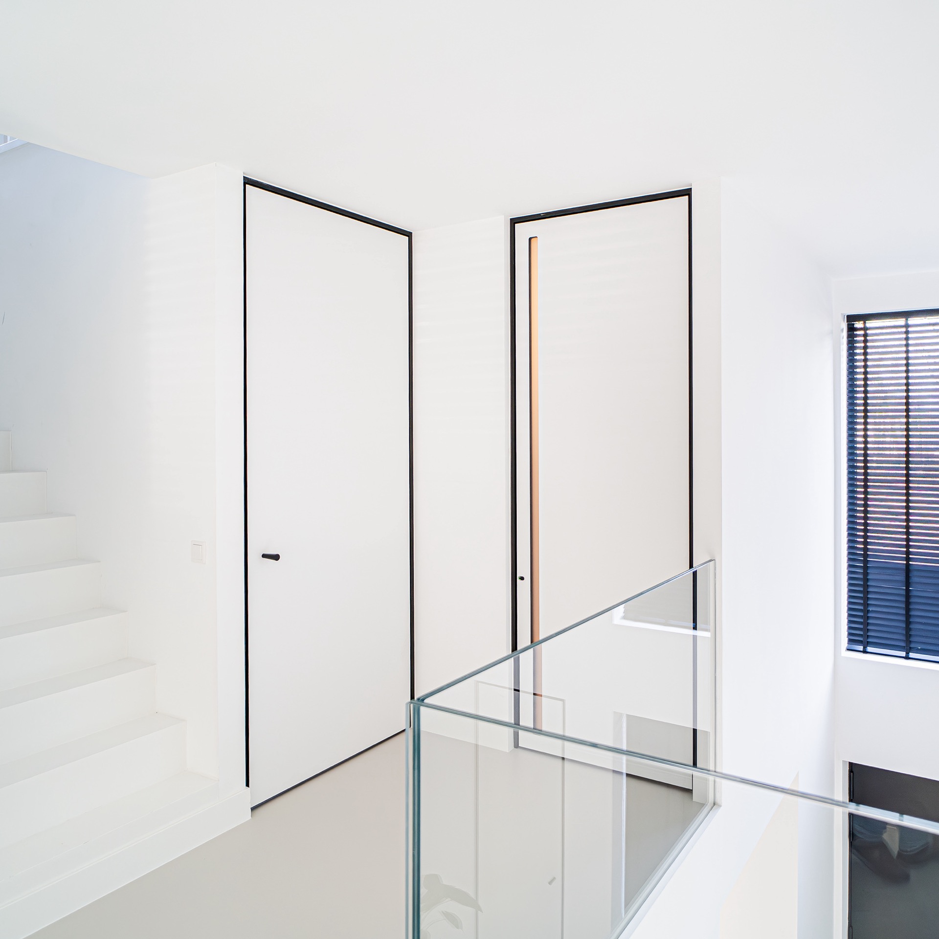 puertas interiores modernas con marco de puerta minimalista: comparación de puertas interiores blancas y oscuras con, Luxury, Design, Exclusive, Modern, Custom Made, Special, Beautiful