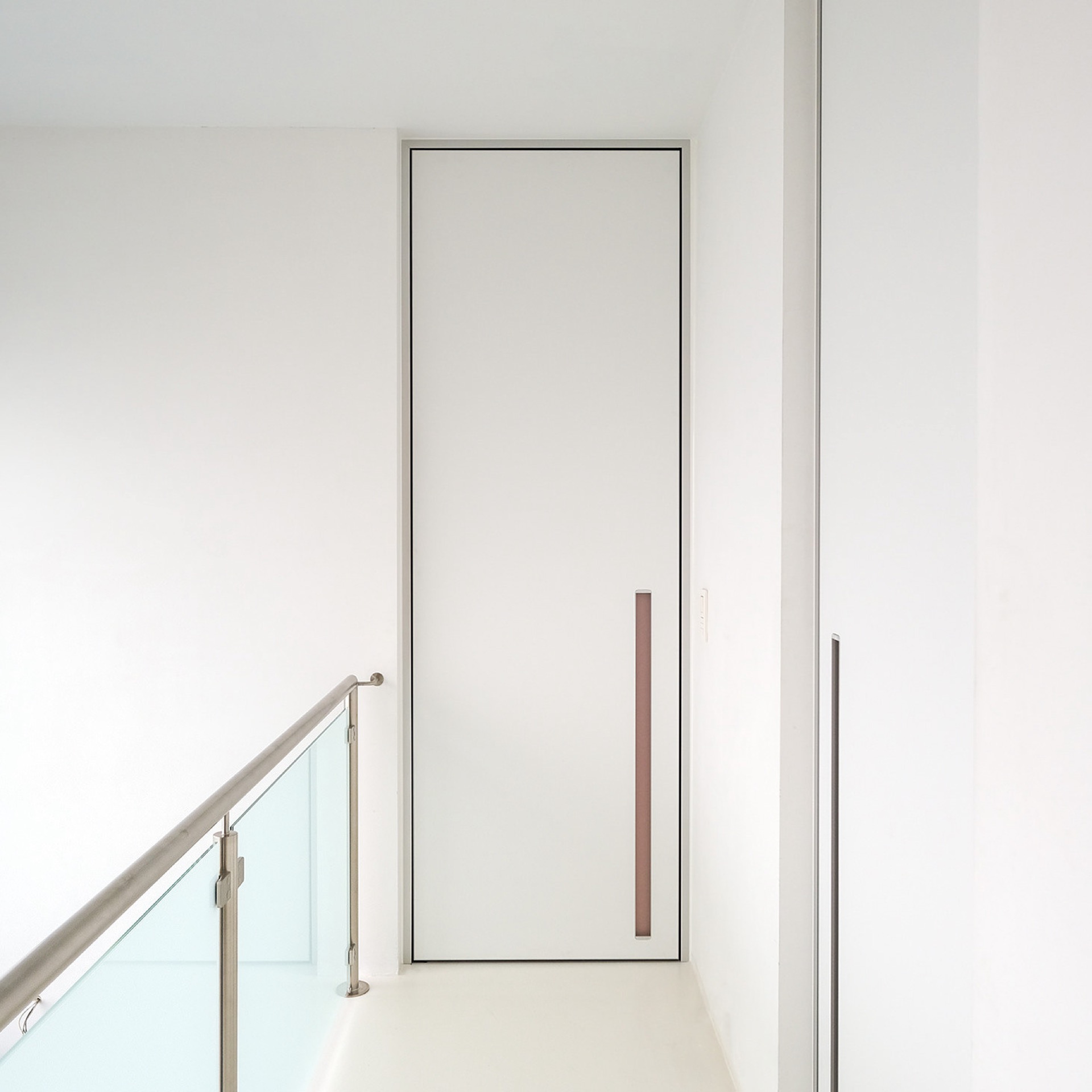 puertas interiores modernas con marco de puerta minimalista: puerta interior negra con tirador largo y fino en una, Luxury, Design, Exclusive, Modern, Custom Made, Special, Beautiful
