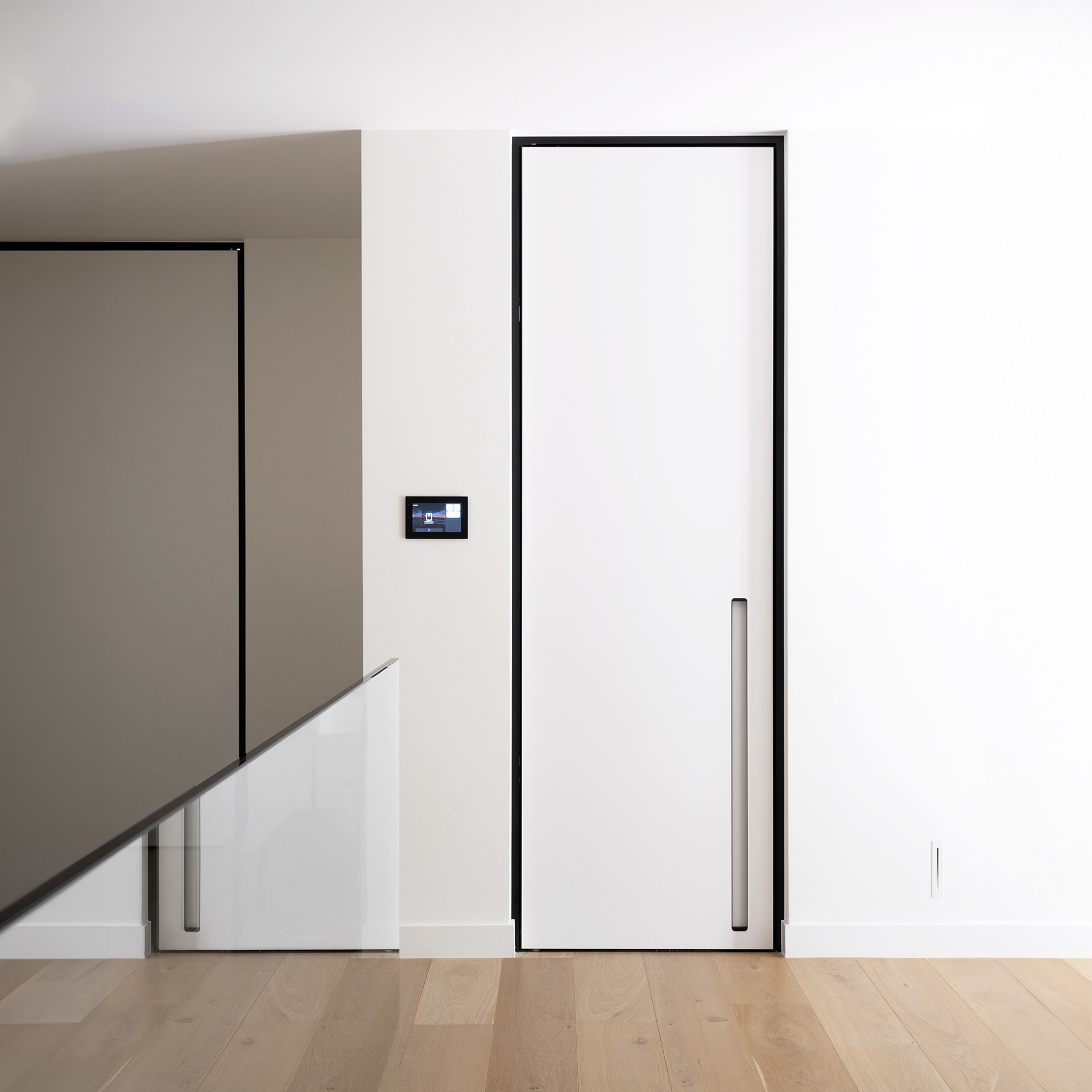 puertas interiores modernas con marco de puerta minimalista: puerta interior blanca alta con tirador estrecho y marco negro, Luxury, Design, Exclusive, Modern, Custom Made, Special, Beautiful