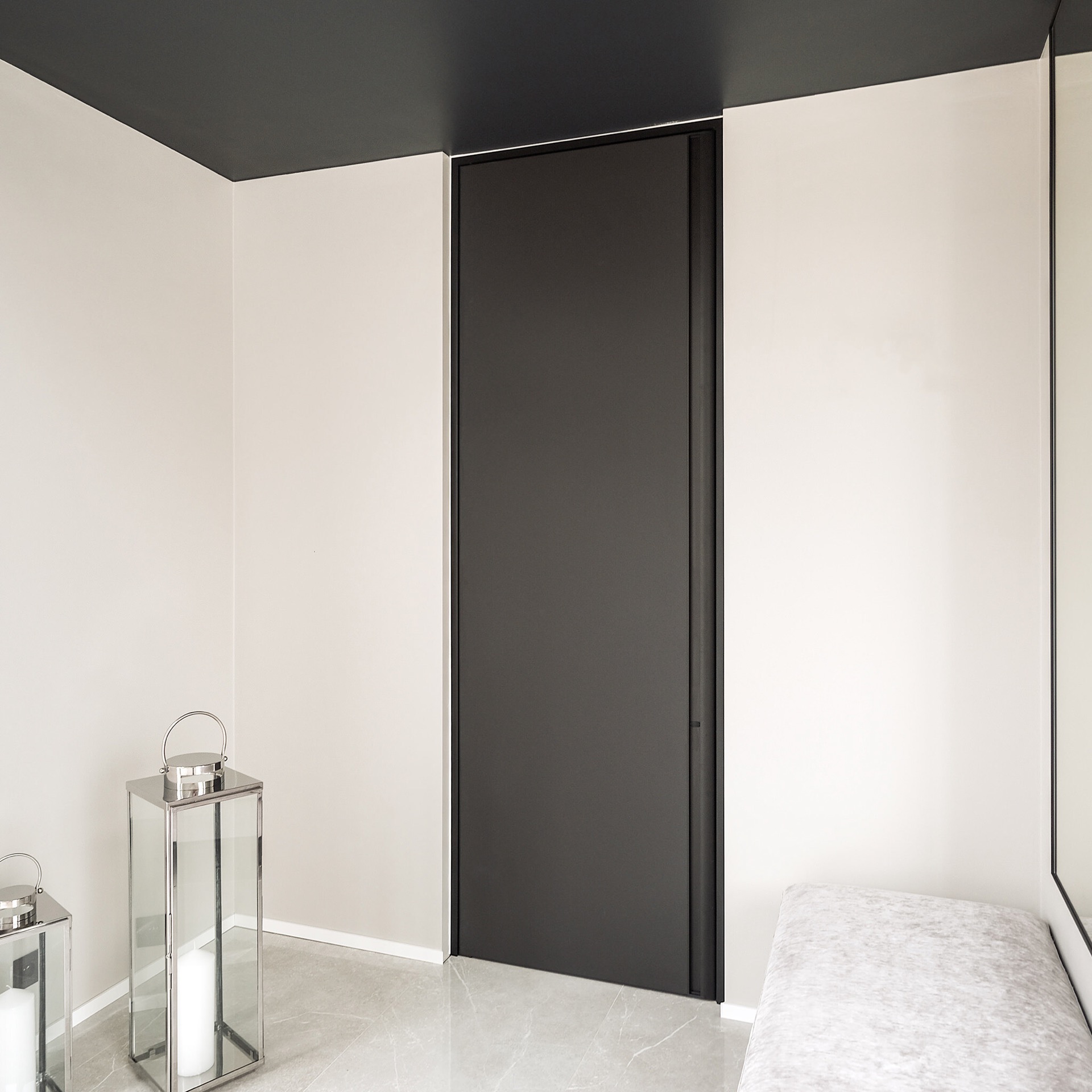 puertas interiores modernas con marco de puerta minimalista: puerta interior negra con tirador largo en habitación luminosa, Luxury, Design, Exclusive, Modern, Custom Made, Special, Beautiful